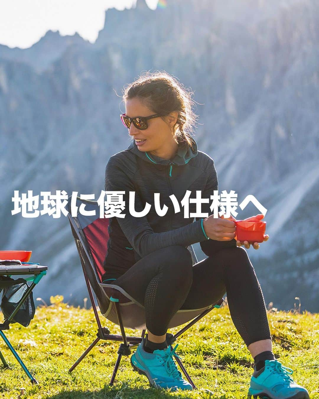 フランス発の総合スポーツ用品 Decathlon デカトロンさんのインスタグラム写真 - (フランス発の総合スポーツ用品 Decathlon デカトロンInstagram)「地球＝スポーツを楽しむ場所とデカトロンは考えています。  そのためデカトロンは、消費者の皆様にとってより良い製品をお届けするだけではなく、地球環境にとってもより良い経営に努めております。高品質な製品をご提供することで製品のライフスパンを延ばし、また、地球環境への影響を最小限に抑えることも使命の一つと考え、プロダクトのデザインや素材選び、製造工程等において日々改善に努めています。  コンパクトさが魅力のQUECHUA (ケシュア) 折りたたみ式 ローチェアMH500も、そんな地球環境に配慮された製品の一つです。  着色工程は、製品製造工程の中でも最も水を使用すると言われています。そして、使用された水は、染色後に汚水となり環境への影響が生じます。この様な環境への影響を削減するため、Bi-toneと呼ばれる技術（使用する50％の糸のみ染色する染色方法）を採用しました。この製品のカラーがグレーになった理由です。「グレー＝地球環境に配慮したカラー」とも言えるでしょう。  「使用を減らし、地球に優しい仕様」デカトロンではこの先も皆様に製品を提供し続けるため、日々努めています。  #デカトロン#Decathlon #ソロキャンプ #solocamp #Camp #キャンプ #アウトドア #キャンプ初心者 #キャンプ女子 #Sustainability #サステナビリティ」3月28日 19時06分 - decathlon.japan