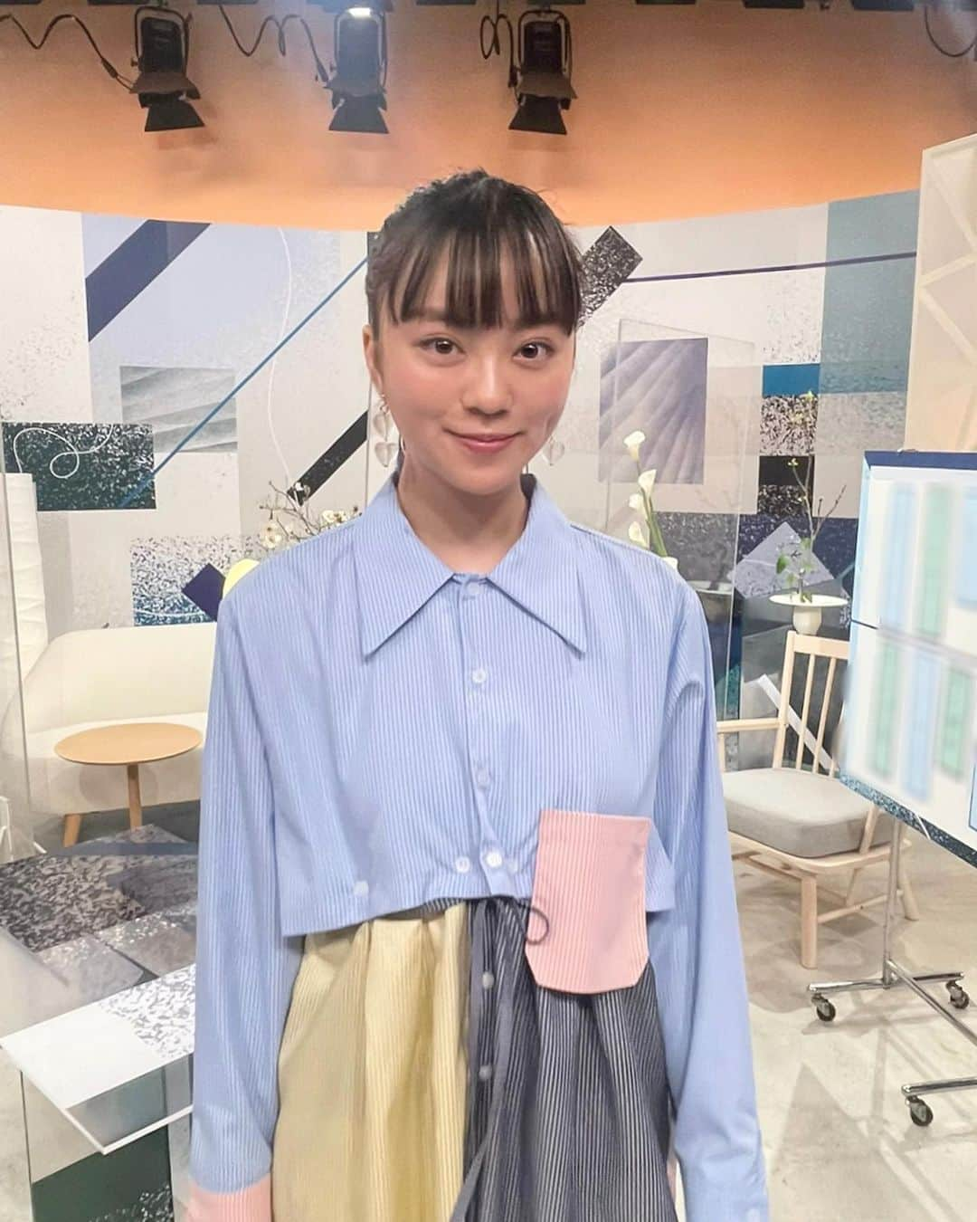 深尾あむさんのインスタグラム写真 - (深尾あむInstagram)「NHK Eテレ【NHK短歌】 レギュラー出演いたします！ 1年間、一緒に楽しく短歌を学びましょう☺️ 初回放送は、4月2日です。 シャツ : @rrr_tokyo スカート : @creolme_official シューズ : @camper_japan イヤリング : @rosebud_official_」3月28日 19時07分 - amufukaofficial