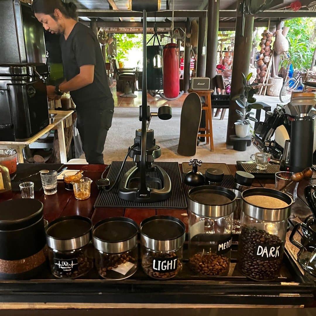佐藤三兄弟さんのインスタグラム写真 - (佐藤三兄弟Instagram)「タイのファンミツアーで行ったココナッツファーム🌴🥥 ヤシの実が入ったコーヒーが美味しすぎて毎日飲みたいなと思った☕️ 皆さんも是非飲んでみてほしい！😋 他にも、ココナッツの殻や木材を利用した食器類があったり、ココナッツの殻で作ったランプや、ココナッツオイルを使った化粧品など、お土産にピッタリなものが沢山あったよ✨  #佐藤三兄弟 #タイ観光大使 #三つ子 #一卵性 #タイ旅行 #タイ #バンコク#ココナッツファーム #bangkok #coconutfarm  #triplets #satotriplets #AmazingThailand #AmazingNewChapters」3月28日 19時08分 - ahy_triplets