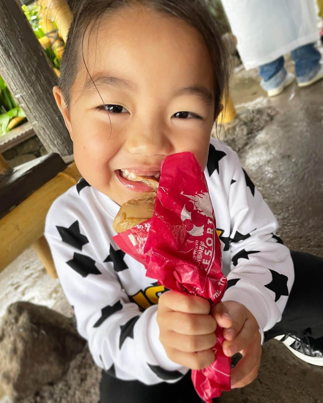 渡部太基さんのインスタグラム写真 - (渡部太基Instagram)「. 久しぶりのディズニーランド✌️ お姫は初ディズニー👼 子供たちの笑顔見れたから良かったけど、雨の日はもうやめてー🤣🙏w #ディズニーランド #お揃いコーデ #ディズニーは5年に1度ぐらいが丁度いいw」3月28日 19時08分 - daikick7