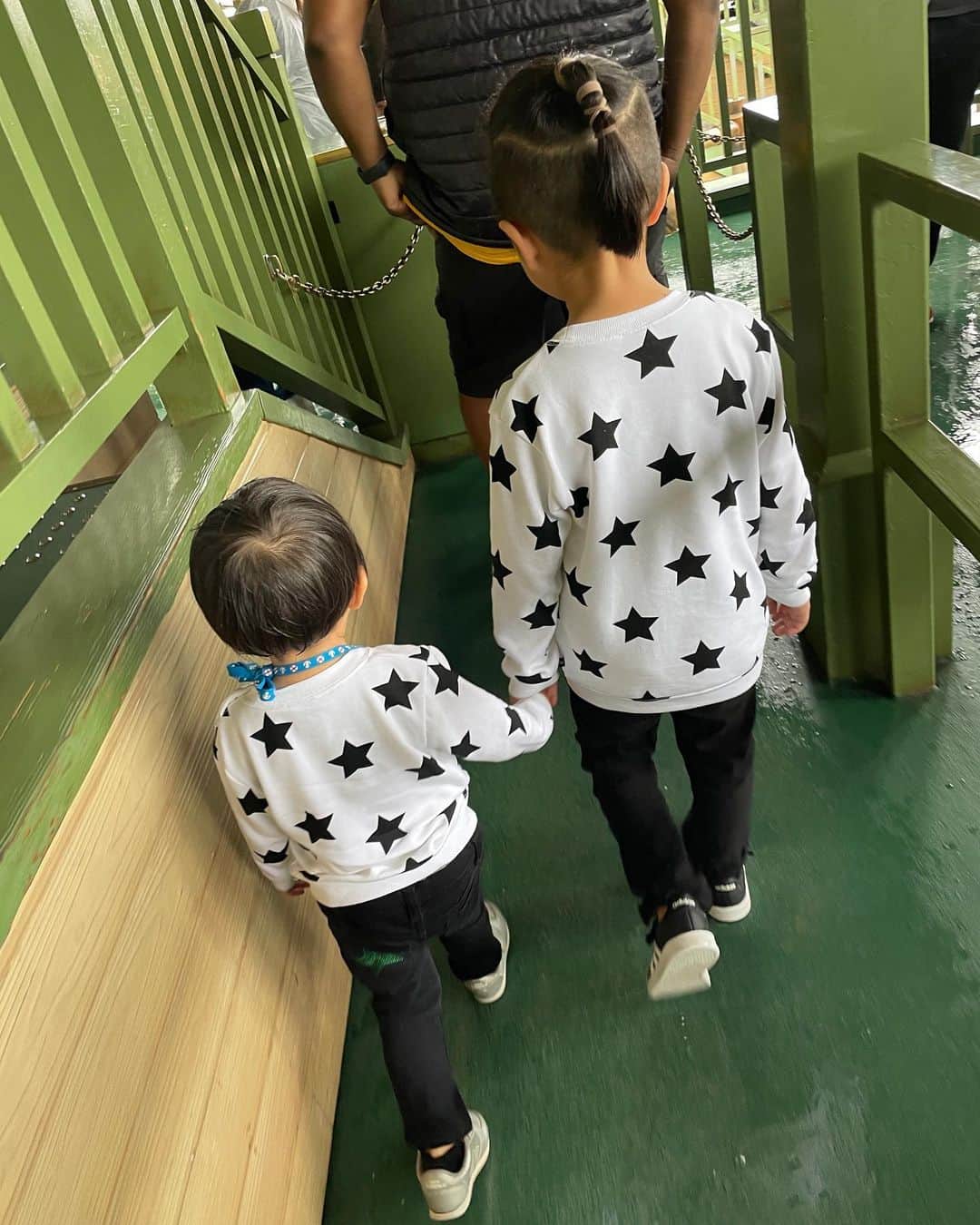 渡部太基さんのインスタグラム写真 - (渡部太基Instagram)「. 久しぶりのディズニーランド✌️ お姫は初ディズニー👼 子供たちの笑顔見れたから良かったけど、雨の日はもうやめてー🤣🙏w #ディズニーランド #お揃いコーデ #ディズニーは5年に1度ぐらいが丁度いいw」3月28日 19時08分 - daikick7