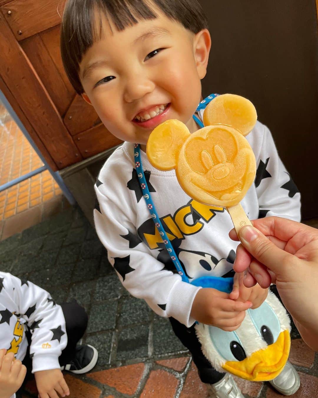 渡部太基さんのインスタグラム写真 - (渡部太基Instagram)「. 久しぶりのディズニーランド✌️ お姫は初ディズニー👼 子供たちの笑顔見れたから良かったけど、雨の日はもうやめてー🤣🙏w #ディズニーランド #お揃いコーデ #ディズニーは5年に1度ぐらいが丁度いいw」3月28日 19時08分 - daikick7