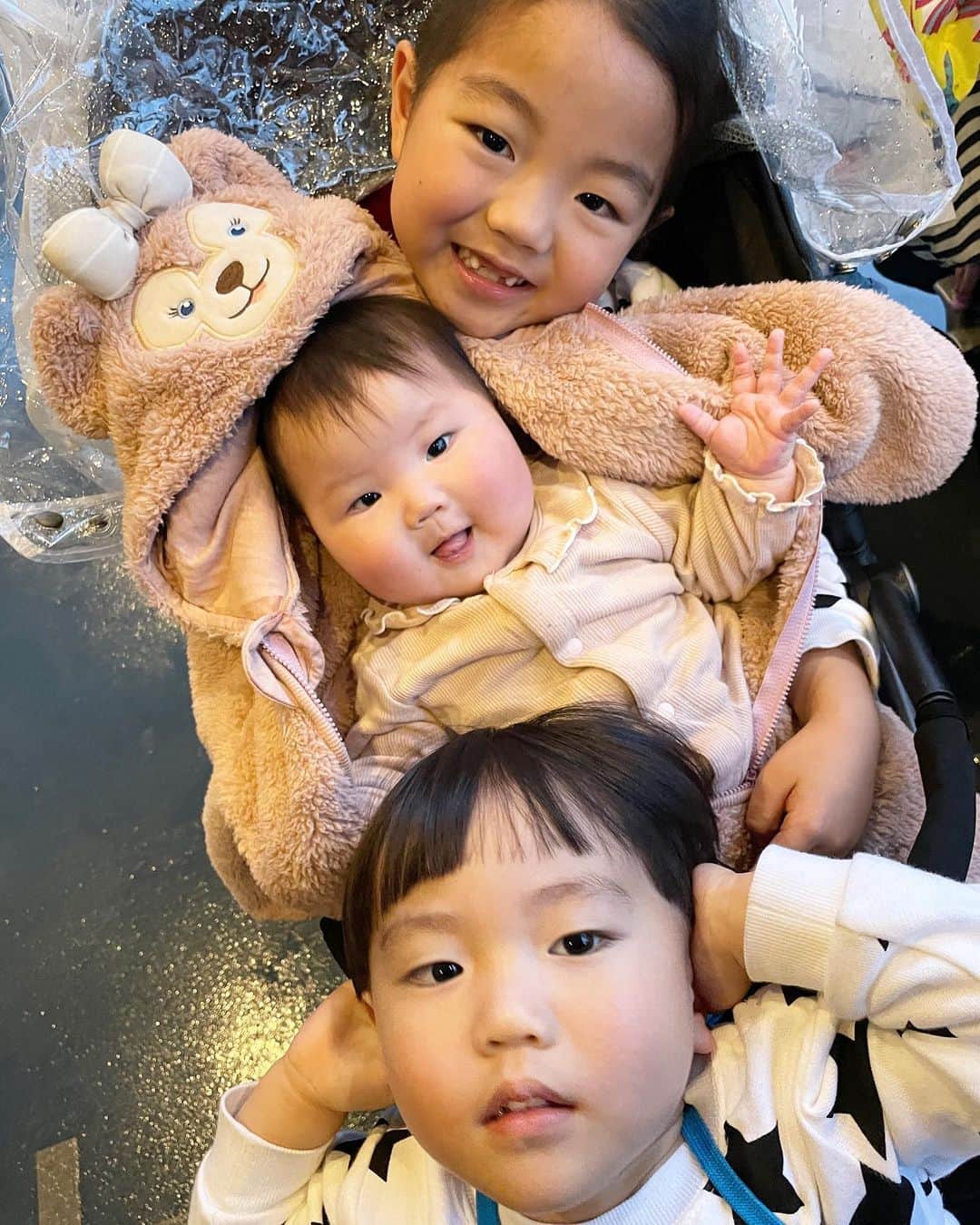 渡部太基さんのインスタグラム写真 - (渡部太基Instagram)「. 久しぶりのディズニーランド✌️ お姫は初ディズニー👼 子供たちの笑顔見れたから良かったけど、雨の日はもうやめてー🤣🙏w #ディズニーランド #お揃いコーデ #ディズニーは5年に1度ぐらいが丁度いいw」3月28日 19時08分 - daikick7
