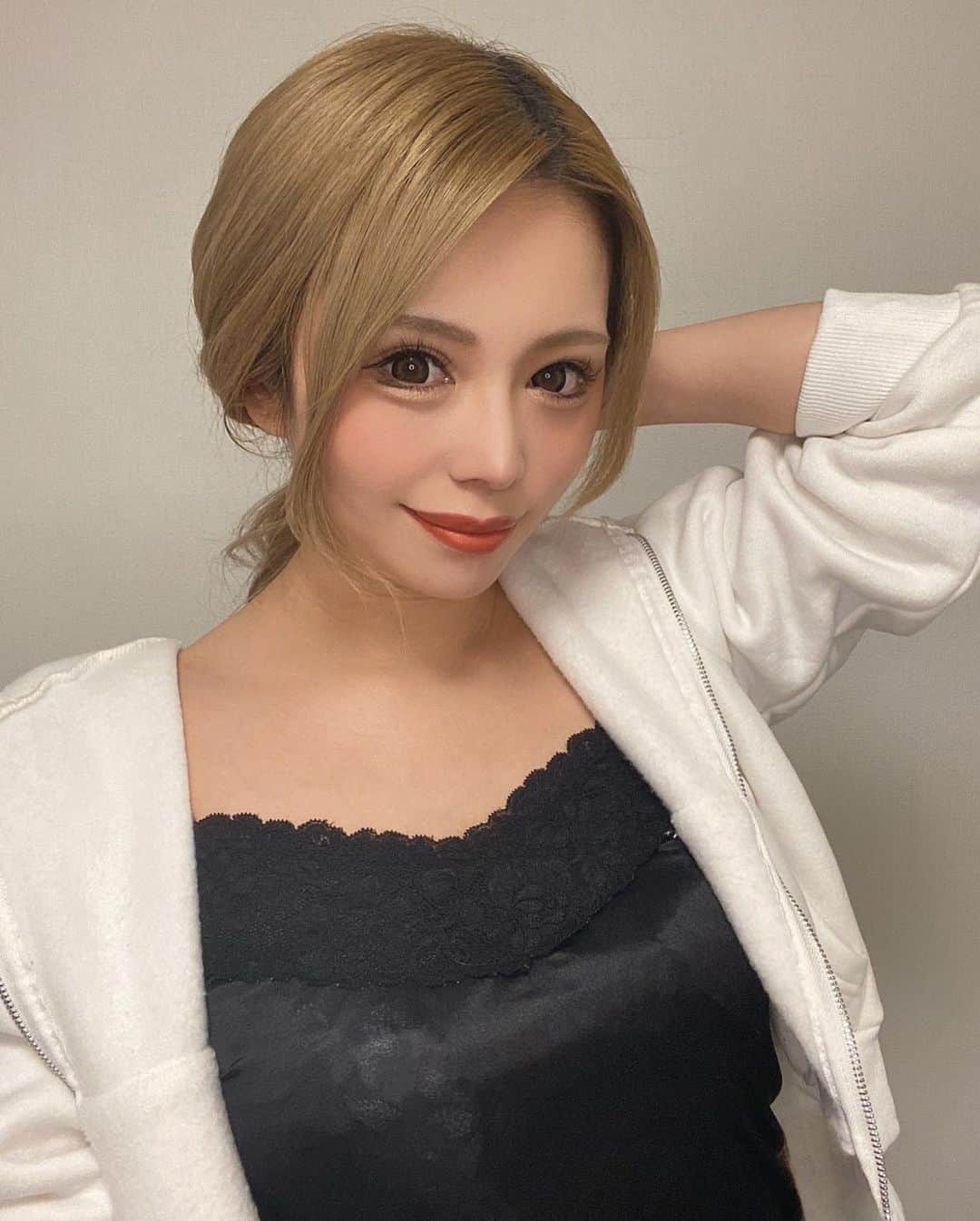 桃瀬まりあのインスタグラム：「やっほー💘 身の回りのこと、やりたかったこと片付いてくると 気持ちに余裕がでてくるよね いまそんな感じになりつつある😗 片付くの気持ちイイ〜 いつかの自分が楽しいときを迎える準備期間 余裕ベース作って始めないと、いい事おきないから🫶 . いっぱい出勤してます連絡くだぴい💘 . #北海道 #札幌 #すすきの #ニュークラブ #ニュークラ  #桃瀬まりあ #クラブプレミア #キャバクラ #ホスト #東京 #六本木 #新宿 #歌舞伎町 #大阪 #北新地 #ミナミ #美尻  #ギャル #おっぱい #シャンパン #japan #Hokkaido #美容  #誕生日 #パーティ #浴衣 #キャバ嬢 #美人 #北海道旅行 #旅行」