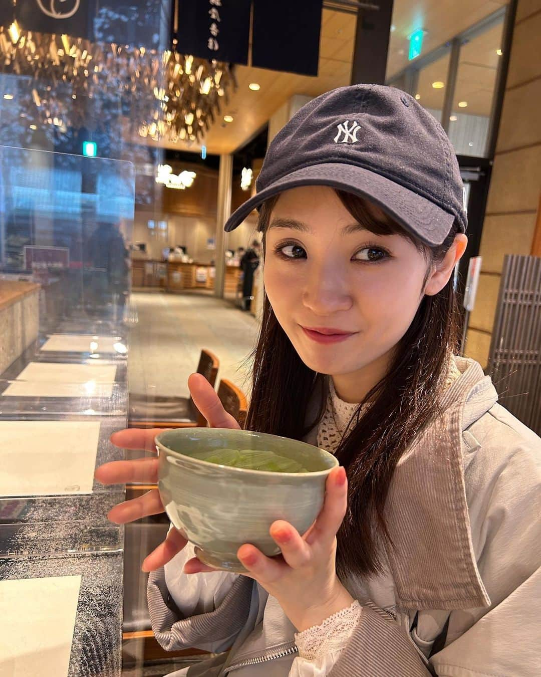 咲良菜緒のインスタグラム：「癒しのひととき🍵  なんと生菓子を目の前で作ってもらいました！  ねね、みんなさ 4.5.6月はワンマンはないけど シャチフレのライブやカレンダーの特典会、フリーライブとかたくさんイベントあるから実はめちゃめちゃ会えるって気づいてた？笑  楽しみだね🍠  #生菓子　#抹茶　#和菓子」