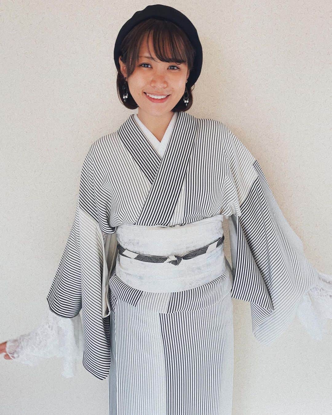 二宮愛のインスタグラム：「#今日の着物 リサイクル着物を活用していると、サイズ感に振り回される時もある。 このお着物は、裄丈が少し短いので付け袖やセーターとかと合わせる。 今日はレースの付け袖にしてベレー帽も合わせたけど…年齢ギリギリな感じしましたwww  ・白地×ストライプの正絹の袷 ・レースの付け袖 ・大人の兵児帯(ハンドメイド作家さんのもの) ・おばあちゃんからもらった帯締め ・ベレー帽  #モノトーンのすヽめ #着物好き #着物生活 #着物女子 #着物コーデ #今日の着物 #着物 #kimono #きもの #和装 #着物コーディネート #和服 #japan #アンティーク着物 #👘 #着物コーデ #日本 #キモノ #和 #今日の着物 #モノトーンコーデ #モノトーン #モノトーン着物」