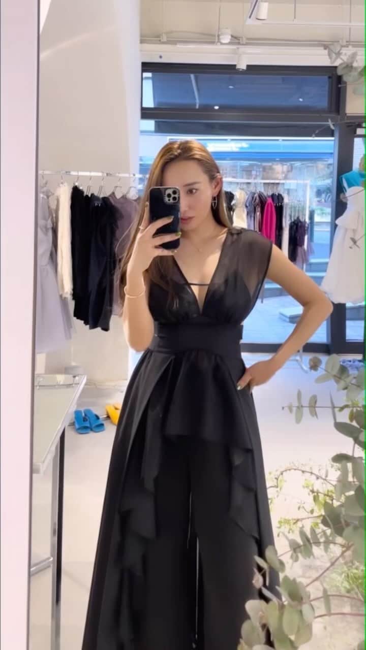 李 雨瀟のインスタグラム：「最近のお洋服たち🤍🖤🤍 . #fashion #ootd #yuxiao_outfits #outfits #160cm #160cmコーデ #amaterasjapan #elenore #CHANEL #celine #ラベラエチュード」