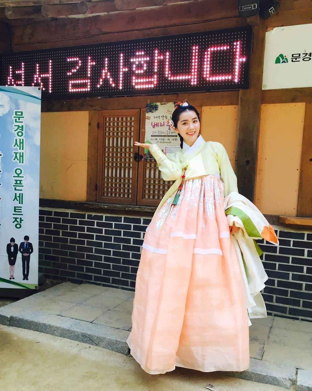 のインスタグラム：「8년전과 현재  같은 장소 다른 느낌🤣」