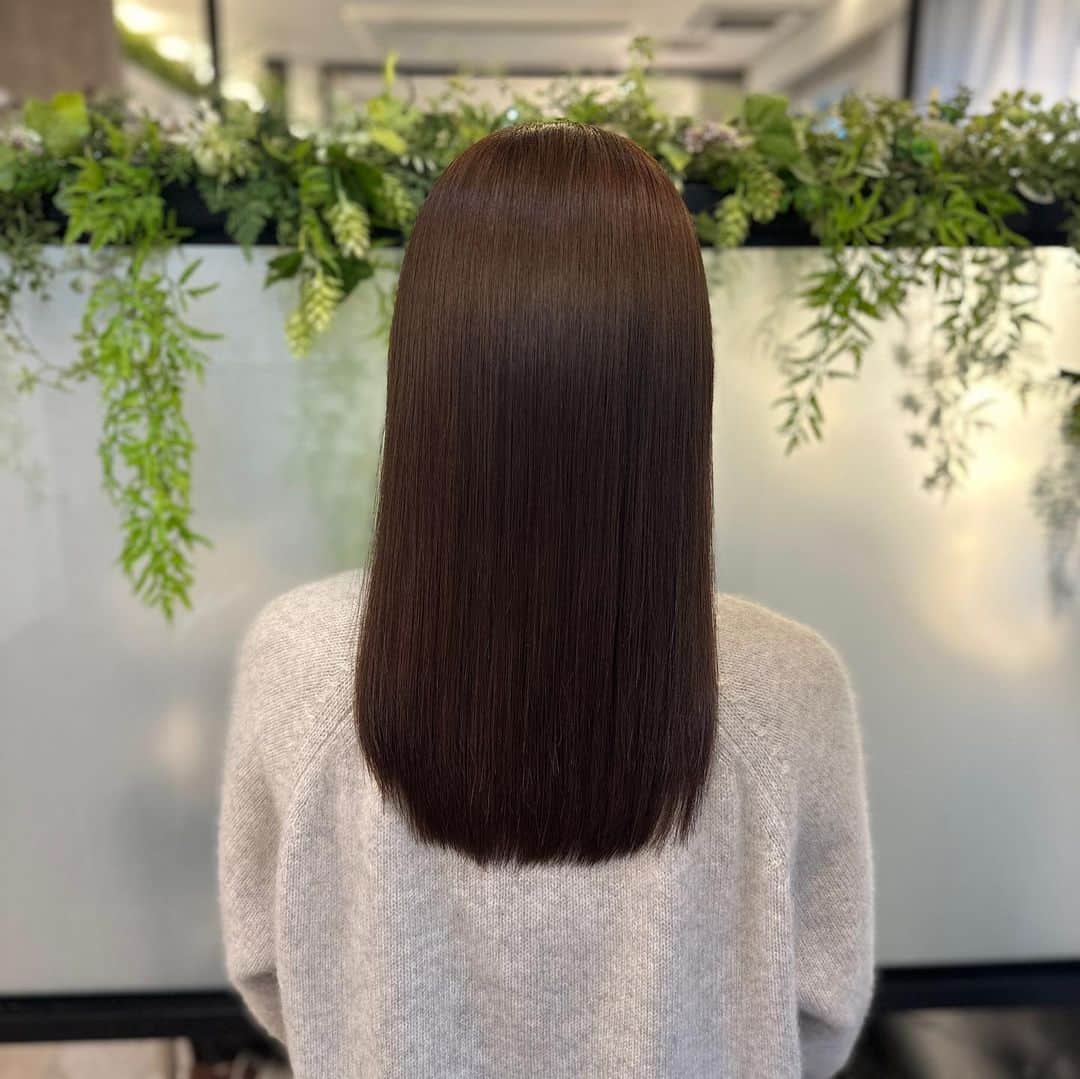 入来茉里さんのインスタグラム写真 - (入来茉里Instagram)「ヘアケアについて 去年からトリートメント続けてるので 今年の梅雨時期の髪がどうなるか楽しみ☺️  今回のトリートメントは AOYAMA R.has XE treatment +水素3倍♡！  シリカ頭浸浴もして ぷるぷるさらさらになりました〜  仕上がりを確認しながら 担当のちさきちゃん @chisaki_inoue  が これ触ってほしい〜（誰かにw）って😂 わかるわかる。 でも動画でも十分伝わるかも？ね😍  @rrsalon.aoyama  @rrsalon_  #エクソソーム#rrsalon#glosstify #髪質改善 #髪質改善トリートメント #トリートメント #ヘアケア #青山」3月28日 19時14分 - iriki.mari_official