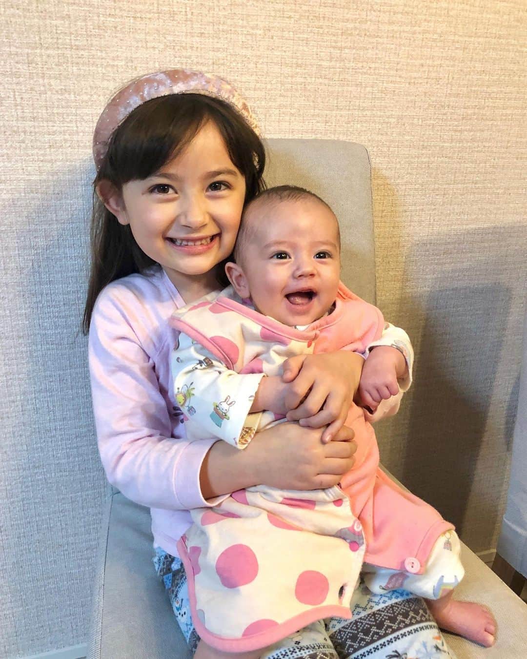 舟橋菜々のインスタグラム：「ご機嫌なレオンと、抱っこして嬉しそうな瑠花まるお姉ちゃん☺️❤️ #baby#justbaby#babyboy#sister#brother#cuddles#happy#smile#cute#love#赤ちゃん#赤ちゃんのいる暮らし#生後3ヶ月#5歳#姉弟#育児#子育て#ベビフル#ママリ」