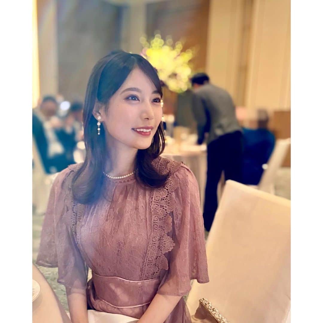 竹俣紅のインスタグラム：「💎 先日、親戚の結婚式がありまして、心温まりました☺️ ⁡ 2枚目は、親戚のベビーを抱っこさせてもらったところ。 もちもちしていて、挙動が全部かわいくて癒されました💕 もう少し大きくなったら、 ガチャムクを好きになってくれるかな？ ⁡ 3枚目は父と。 きっちり二人で並んで撮ったのは、大学の卒業式のとき以来かな。 ⁡ 4枚目は、クレープシュゼット作りの実演。 青い炎が龍のよう！」