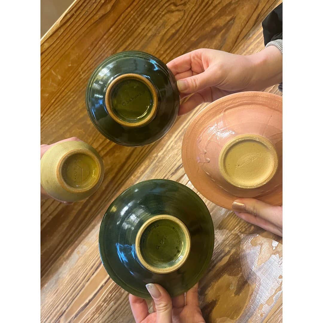 原田葵さんのインスタグラム写真 - (原田葵Instagram)「初めて陶芸したよ〜〜〜🎨 難しいというより、ひとつひとつの工程に緊張して慎重になりました。笑  からあげ入れて使おうかな🍚  #陶芸 #ろくろ体験  #髪の毛ボサボサ  #気にしなーい #全集中  #姿勢が良い」3月28日 19時20分 - harada_aoi_