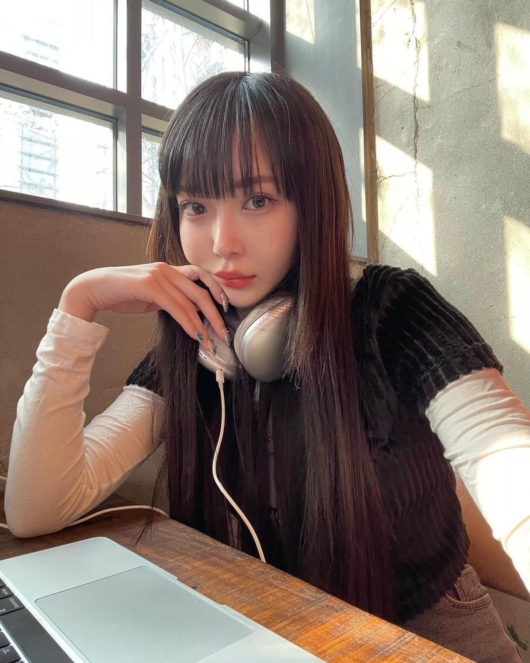 のインスタグラム：「花見行きたいけど絶妙に肌寒いの悔しい＼＼\٩(๑`^´๑)۶//／／」