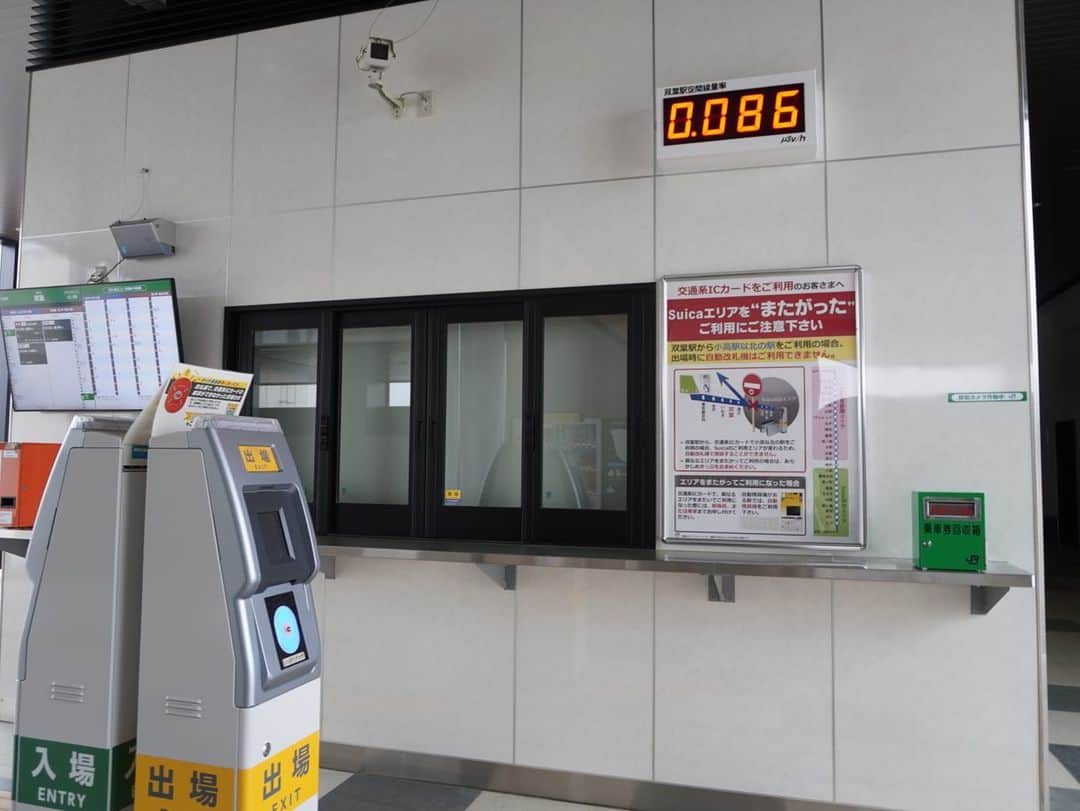 伊藤桃さんのインスタグラム写真 - (伊藤桃Instagram)「【#常磐線 #双葉駅 】 #東日本大震災 から11年。 今年も最後の復旧区間、2020年まで帰還困難区域に指定されていた3駅を訪れました。 まずは、双葉駅。 * 2枚目: この3駅はどこで降りてもこのような線量計が改札につけられています。 屋内だとこうですが… 3枚目: 屋外だと、こう🥲 * それでも当初から1番復興が進んでいたのはこの双葉駅。 4枚目: 時が止まった時計… こちらは旧駅舎で、いまは休憩スペースとして使用されています。 わざと、時計を残しているんです。 1枚目: 開け！希望の扉なんていう扉も…どこでも…うっなんでもありませんw * つねにスタッフさんがいてくださり、屋内は暖かい☺️ フリードリンクもあるんです。 5枚目: そこで予め水戸駅で買っていた駅弁をいただきました😄 6枚目: これ、印籠なんです！笑 水戸黄門様の印籠を見立てたお弁当箱で、梅にちなんだおかずがふんだん🌸 美味しかったです( ◜ ͜ ◝ ) * 7枚目: そして雨空のした、まち歩き。 地震の衝撃を残すシャッターのゆがみ。時計も… 8枚目: でもそこには希望を託したアートが。 アートの力で再生させたい。 フォトジェニックなスポットとして話題になればとスタートしたプロジェクトです。 街の瓦礫を、アートがたくさんいろどっていました。 * 9枚目: 新しい建物もふえ、確実に前に進んでいる双葉町 10枚目: その姿を目に焼き付けて、次の駅へと向かうのでした。 * 行程…11:10双葉12:22-12:32夜ノ森」3月28日 19時27分 - itomomo_tetsu