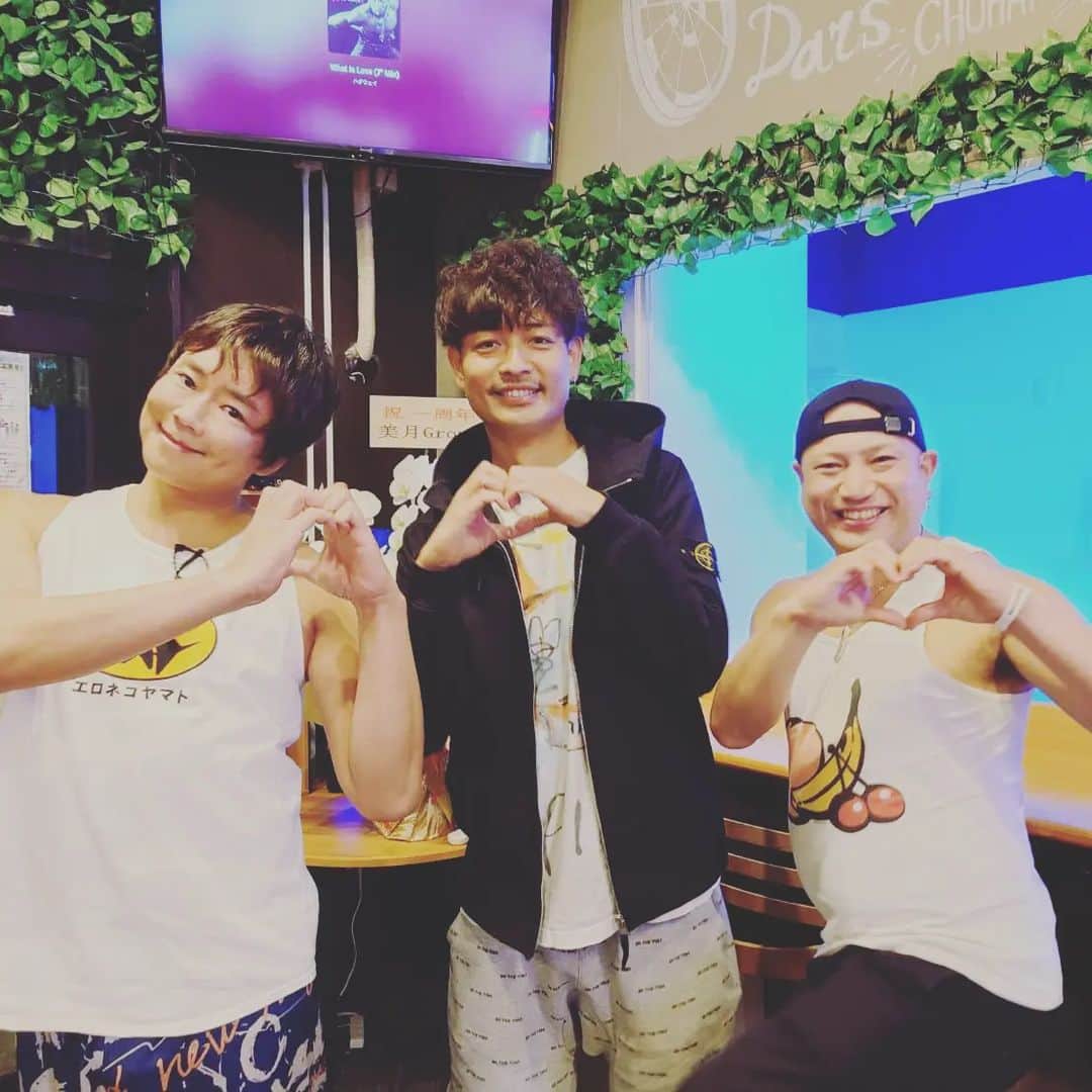 中村昌也のインスタグラム：「ドドスコスコスコ❕ 楽しんごさん、りゅうきさんと出会いに感謝！ 昨日はお休みにして申し訳ございませんでした😞 本日営業しております❕ お待ちしております❕ #宮古島 #沖縄 #宮古島バー #miyakojima #miyakojimabar #バーイズ #イズ #baris #is #newopen #居酒屋 #海 #beach #japan #中村昌也」