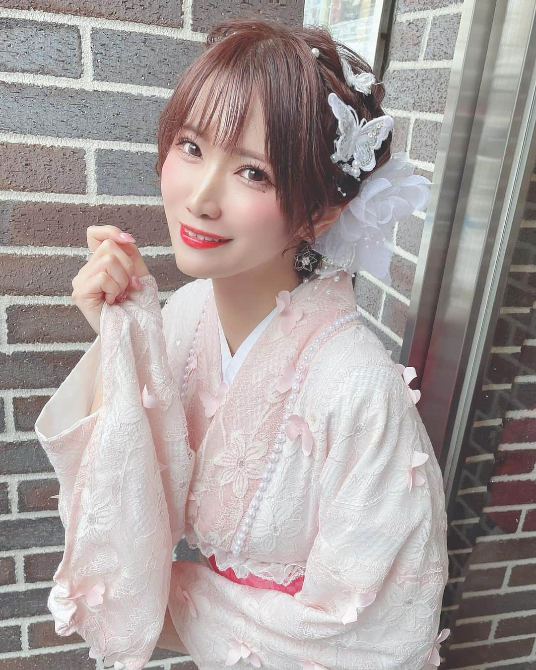 相良ましろさんのインスタグラム写真 - (相良ましろInstagram)「着物×桜🌸 . . ポトレ撮影会でした📸✨️ 桜に合わせて淡いピンクの着物にして 大正解だた🙆‍♀️大優勝した🏆💗🌸 ほんとに可愛かった〜😊💓 . . 当日は思ってた以上に大雨で…☔️(雨女ですごめんね) 中止も一瞬考えるくらいだったんだけど、 それを忘れるくらい楽しくて、やって良かったって思った！ ファンのみんなの偉大さを改めて思い知ったよ🥹🌼 . . こうやって実際会いに来てくれる人がいるのって本当に幸せなことだなあ！ 個人撮影会って他のモデルさんが入っていないので、私の為だけに来てくれてるって分かって愛を感じます🫶  またポトレ撮影会企画するので 参加してくれたら嬉しいです😏🫶 . . 着物は @kimonomiyabi さん✨  . #浅草 #撮影会 #着物撮影会 #ポトレ撮影会 #ポトレ #着物 #桜 #雷門 #隅田公園 #浅草食べ歩き #浅草寺 #浅草着物レンタル #グラビアアイドル #ショートカット #ビジョビ #女子力向上委員会 #女子力向上計画 #shorthair #cosplayer #gravure #shortcut #shorthair #instagood #selfie #kawaiigirl #japanesegir」3月28日 19時32分 - mashiro_sagara