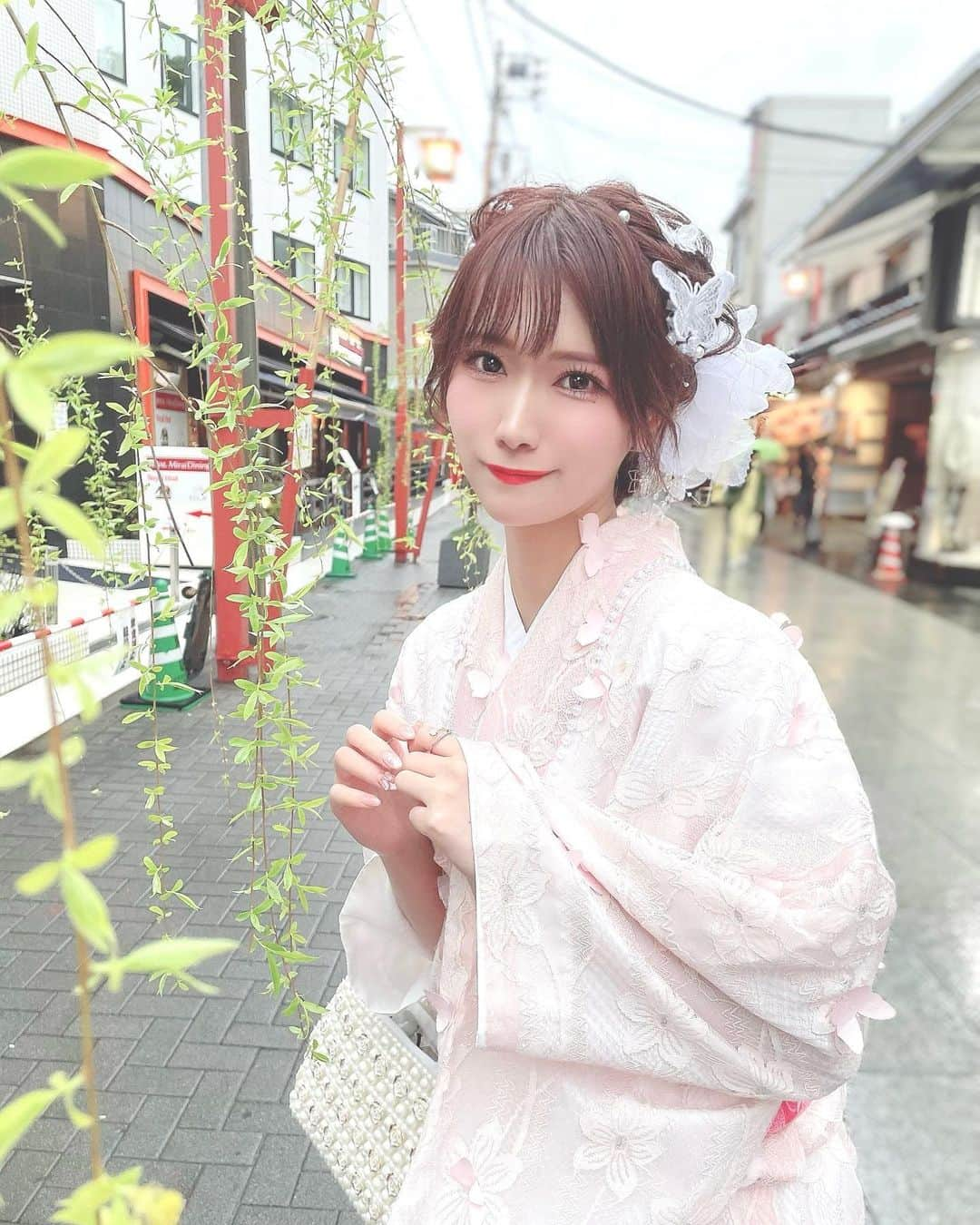 相良ましろさんのインスタグラム写真 - (相良ましろInstagram)「着物×桜🌸 . . ポトレ撮影会でした📸✨️ 桜に合わせて淡いピンクの着物にして 大正解だた🙆‍♀️大優勝した🏆💗🌸 ほんとに可愛かった〜😊💓 . . 当日は思ってた以上に大雨で…☔️(雨女ですごめんね) 中止も一瞬考えるくらいだったんだけど、 それを忘れるくらい楽しくて、やって良かったって思った！ ファンのみんなの偉大さを改めて思い知ったよ🥹🌼 . . こうやって実際会いに来てくれる人がいるのって本当に幸せなことだなあ！ 個人撮影会って他のモデルさんが入っていないので、私の為だけに来てくれてるって分かって愛を感じます🫶  またポトレ撮影会企画するので 参加してくれたら嬉しいです😏🫶 . . 着物は @kimonomiyabi さん✨  . #浅草 #撮影会 #着物撮影会 #ポトレ撮影会 #ポトレ #着物 #桜 #雷門 #隅田公園 #浅草食べ歩き #浅草寺 #浅草着物レンタル #グラビアアイドル #ショートカット #ビジョビ #女子力向上委員会 #女子力向上計画 #shorthair #cosplayer #gravure #shortcut #shorthair #instagood #selfie #kawaiigirl #japanesegir」3月28日 19時32分 - mashiro_sagara