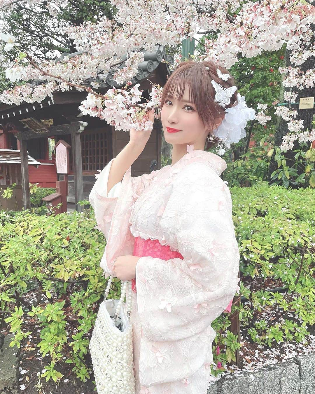 相良ましろのインスタグラム：「着物×桜🌸 . . ポトレ撮影会でした📸✨️ 桜に合わせて淡いピンクの着物にして 大正解だた🙆‍♀️大優勝した🏆💗🌸 ほんとに可愛かった〜😊💓 . . 当日は思ってた以上に大雨で…☔️(雨女ですごめんね) 中止も一瞬考えるくらいだったんだけど、 それを忘れるくらい楽しくて、やって良かったって思った！ ファンのみんなの偉大さを改めて思い知ったよ🥹🌼 . . こうやって実際会いに来てくれる人がいるのって本当に幸せなことだなあ！ 個人撮影会って他のモデルさんが入っていないので、私の為だけに来てくれてるって分かって愛を感じます🫶  またポトレ撮影会企画するので 参加してくれたら嬉しいです😏🫶 . . 着物は @kimonomiyabi さん✨  . #浅草 #撮影会 #着物撮影会 #ポトレ撮影会 #ポトレ #着物 #桜 #雷門 #隅田公園 #浅草食べ歩き #浅草寺 #浅草着物レンタル #グラビアアイドル #ショートカット #ビジョビ #女子力向上委員会 #女子力向上計画 #shorthair #cosplayer #gravure #shortcut #shorthair #instagood #selfie #kawaiigirl #japanesegir」