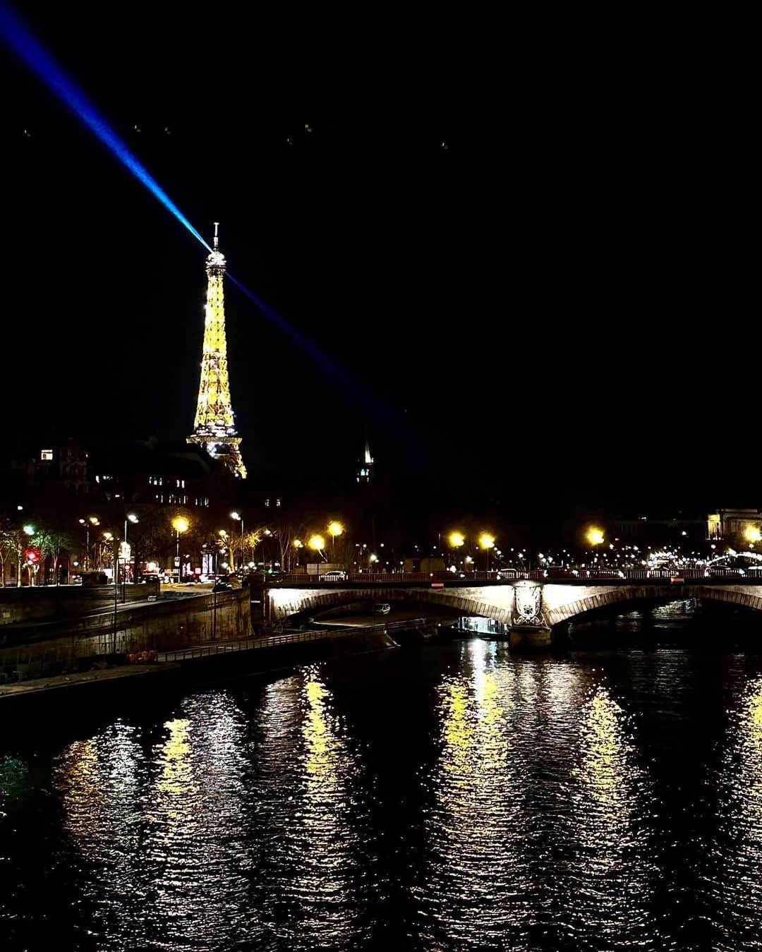 水越愛華のインスタグラム：「📍Paris, France  いつか行ってみたいと憧れていたパリ🇫🇷 夜のエッフェル塔は アレクサンドル3世橋から眺めたのだけれど、 本当に綺麗で特にライトアップされる時間は キラッキラでずっと見てても 全然飽きなかった😌💗  しかしながら おフランスは少々強烈で、 フランス語はわけわかめだし 英語表記がない場所もあったり 英語が通じない方も普通に居たり、、、 (Boltでしっかりぼったくられました😵‍💫笑)  今回は突然差し込んだ バタバタ旅行だったから 次回はぜひゆっくり来たいな〜😌❤︎  #France#Paris #eiffeltower  #AlexanderIIIbridge #パリ#エッフェル塔」