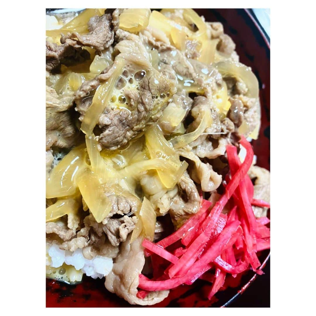 馬庭良介のインスタグラム：「やっぱり牛丼には紅生姜がなきゃね。  #結構美味しく作れてん #もちろん卵もかけちゃいますからね」