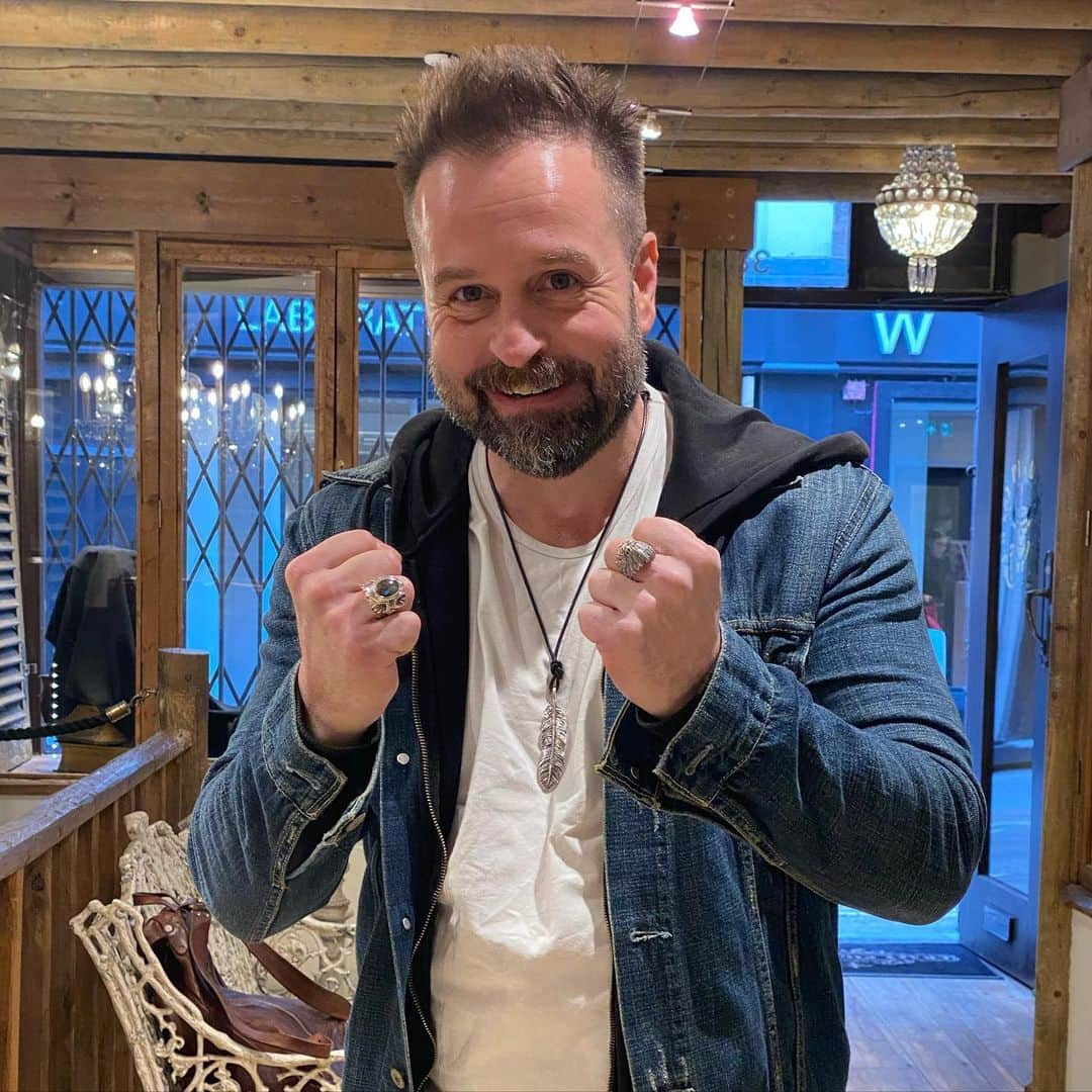 クレイジーピッグのインスタグラム：「Our good friend @mralfieboe came to see us in store yesterday before he jets off to America to begin his residency in Las Vegas. He picked up a few show stopping pieces to take with him; our Paris Setting Ring in Dark Labradorite, Wounded Knee Ring and Louvres Feather Pendant.  Good luck with everything Alfie and see you soon! 👊🏼🔥 • • • • • #crazypigdesigns #london #silverring #925silver #silverjewellery #handmade #rockandroll #heavymetal #gothic #skulls #skullfashion #gemstone #coventgarden #alfieboe」