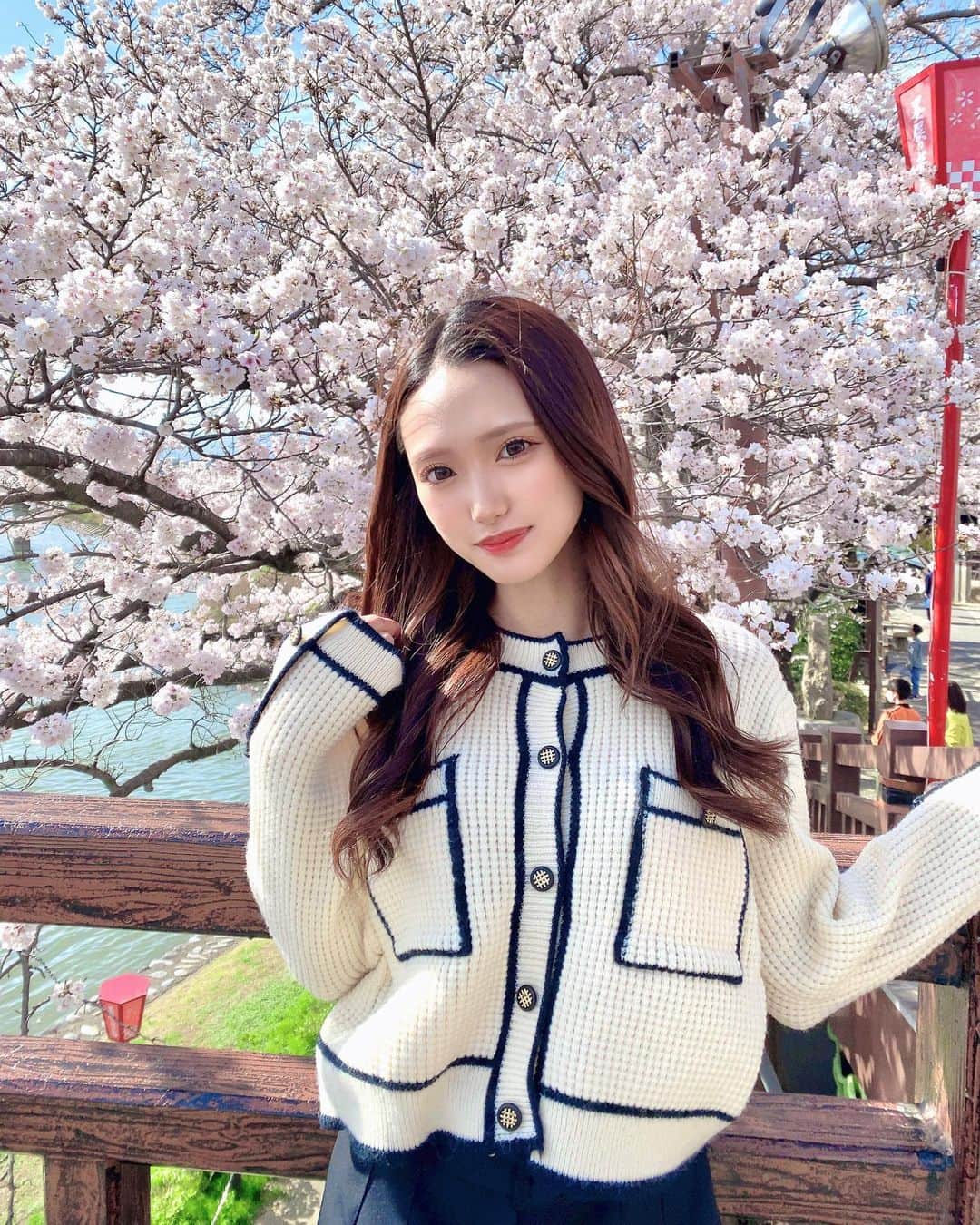 のインスタグラム：「お花見🌸  風強すぎて激寒だったww  トップスはSHEIN‎🤍 @shein_japan  @sheinofficial   クーポンコード🎈shaji  お買い上げ金額1～5,999円まではセール価格より15%OFF、6,000円以上は20%OFFが適用されるよ‎🤍  ぜひ使ってね✨  #shein購入品 #shein #sheinコーデ #ootd #ootdfashion #花見 #花見スポット #花見コーデ」