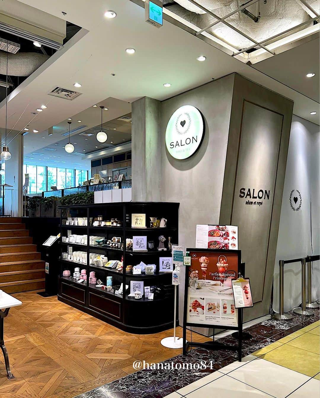 はなともさんのインスタグラム写真 - (はなともInstagram)「. . . 【 #サロンベイクアンドティー  @salon_bakeandtea 】  新宿にある「 SALON BAKE & TEA 」から 春の訪れを感じさせる2種類の新作パフェが登場したよ！  今回はご招待いただき特別に試食させていただきました。  🍓 苺のバスケットパフェ ※単品/ 2,500円 ドリンクセット / 3,050円  トップのアーモンドクロッカンが 香ばしい＆ザクザク食感で 甘酸っぱい苺と相性バツグン！ 全体的にさっぱりとした味わいだね！  味と食感のコントラストが秀逸！  🌸 桜のサントノーレパフェ ※単品/ 2,300円 ドリンクセット / 2,850円  トップの桜あんクリームがとにかく絶品！ なめらかで舌触りも良く、風味も文句なし！  ルバーヴコンポートの シャキシャキ感が良いアクセントになってるね！  これ作ったパティシエさん、センス抜群！  桜パフェは4月中旬まで、 苺パフェは5月下旬までの販売！ 気になる方は早めに食べにいってね！  ▼エリア検索 ↪︎ #はなとも新宿  ✴︎———✴︎———✴︎———✴︎ Shop Info ✴︎———✴︎———✴︎———✴︎  🏠 SALON BAKE & TEA  📍 NEWoMan新宿3階 ⏰ 平日 11:00～19:00  土日祝 11:00～20:00 ‪☎️ 03-6380-1790 ‪ ㊡  不定休(ニューマンに準ずる) 🚞 JR新宿駅 ミライナタワー改札直結  ✴︎———✴︎———✴︎———✴︎———✴︎———✴︎———✴︎———✴︎——✴︎  #新宿カフェ #東京パフェ #東京スイーツ #東京カフェ #salonbakeandtea」3月28日 19時44分 - hanatomo84