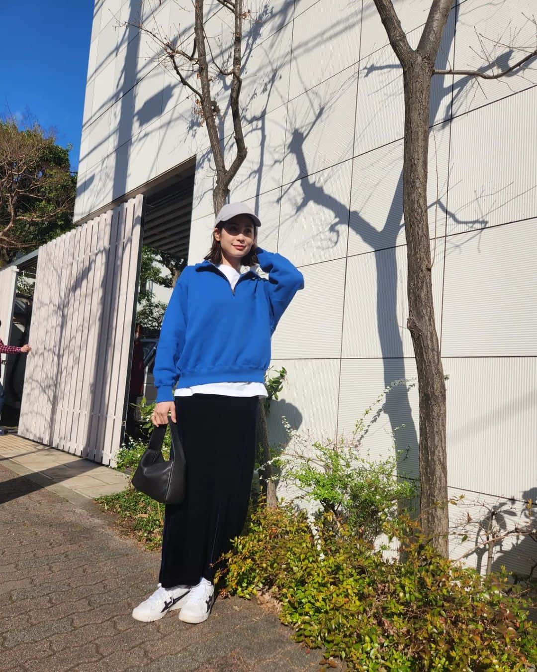 のインスタグラム：「いつかの仕事終わりに🫐🌎 📸 @taka_wataru   三脚私服撮影がんばるねのあとにカメラマン高木さんに贅沢に撮ってもらう私は。 赤と迷ったけど青にしたの 原色は着るとエネルギー湧く気分になるのはなんだろう🛴 #私服 #青空カラー」