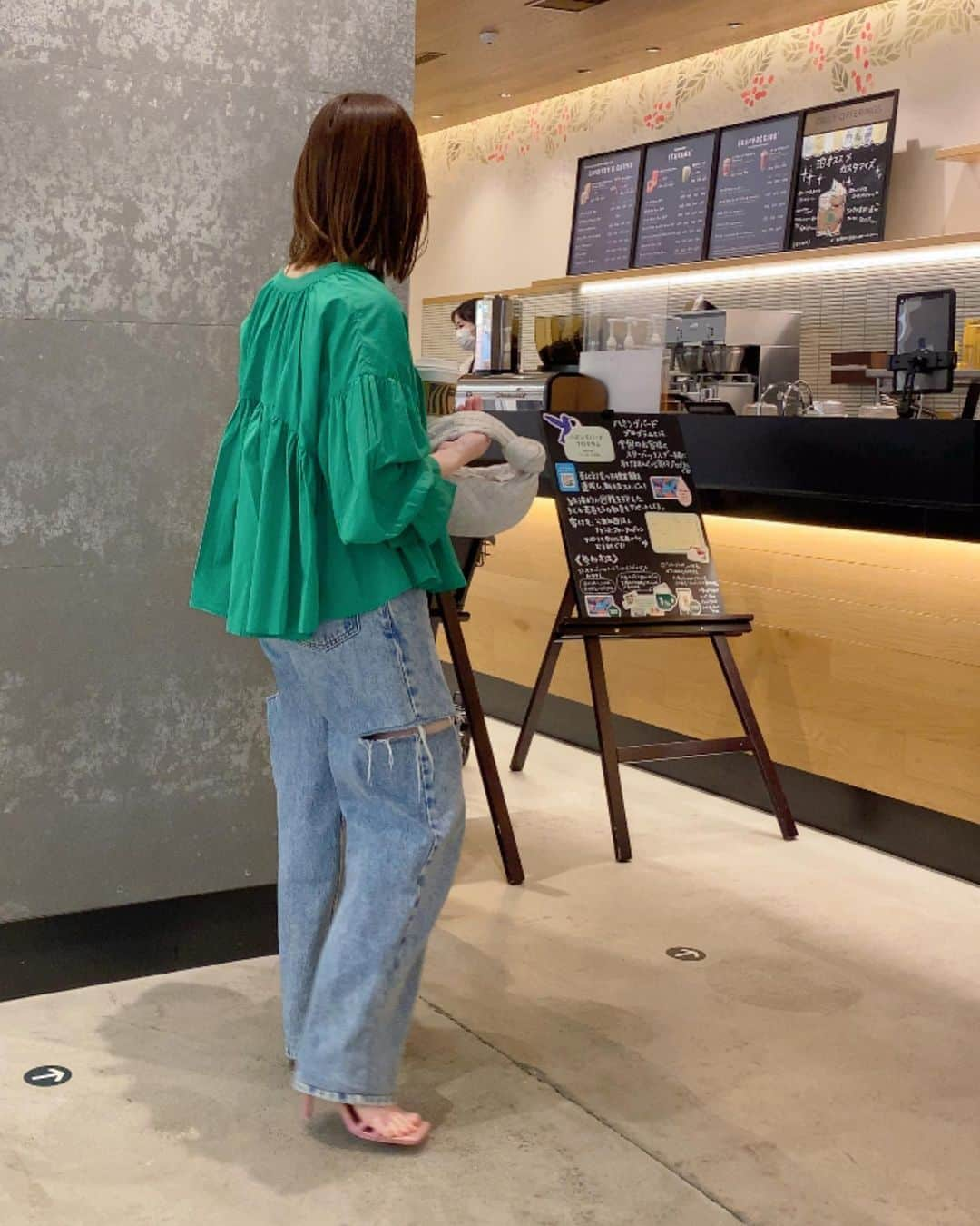 akiii031さんのインスタグラム写真 - (akiii031Instagram)「ビビッドカラーとデニム💚👖🌸  胸元の切り替えから広がるギャザーデザインにキャンディースリーブが大人可愛いtops🍬💕  袖口がゴムだから好きな位置でとめれるよ🫶  tops @titivatejp denim #maisonmargiela bag #newbottega sandal #zara  #titivate #titivatestyle #タイアップ #ティティベイト #キャンディースリーブギャザーブラウス」3月28日 19時47分 - akiii031