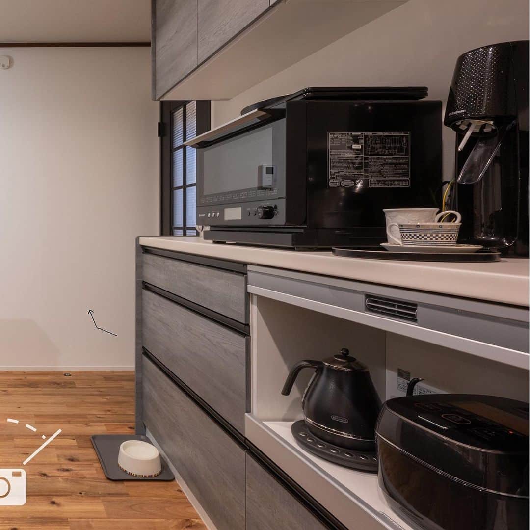SOMPOホールディングスグループ フレッシュハウス(公式) さんのインスタグラム写真 - (SOMPOホールディングスグループ フレッシュハウス(公式) Instagram)「🍳 #収納の利便性を考慮したセミオープンキッチン  ～・～・～　仕　様　～・～・～  床：無垢材／アカシア キッチン対面壁：平田タイル／TRL-2020BI キッチン：クリナップ／ラクエラ（トーンチャコール） カップボード：クリナップ／ラクエラ（サックスオーク）  ╋━━━━━━━━━━━━╋ 　Remodeling planner 　リノベーション課　樋田明夫  　Remodeling supporter 　リノベーション課　菅原尚高 ╋━━━━━━━━━━━━╋  .  ≫リフォーム / リノベーション専門会社 ≫１to１のオーダーメイドリフォーム ≫豊富な施工事例や情報を毎週配信中！ 　 このアカウントに興味をお持ちいただけたら ぜひフォローいただけますようお願いします^^  フレッシュハウス｜リフォームで住まいに彩りを【公式】 @fresh_house_design  .  #フレッシュハウス #リフォーム会社 #リノベーション会社 #ビフォーアフター #施工事例  #リノベーション事例 #リフォーム事例 #キッチンリフォーム #キッチン収納 #対面キッチン」3月28日 19時49分 - fresh_house_design