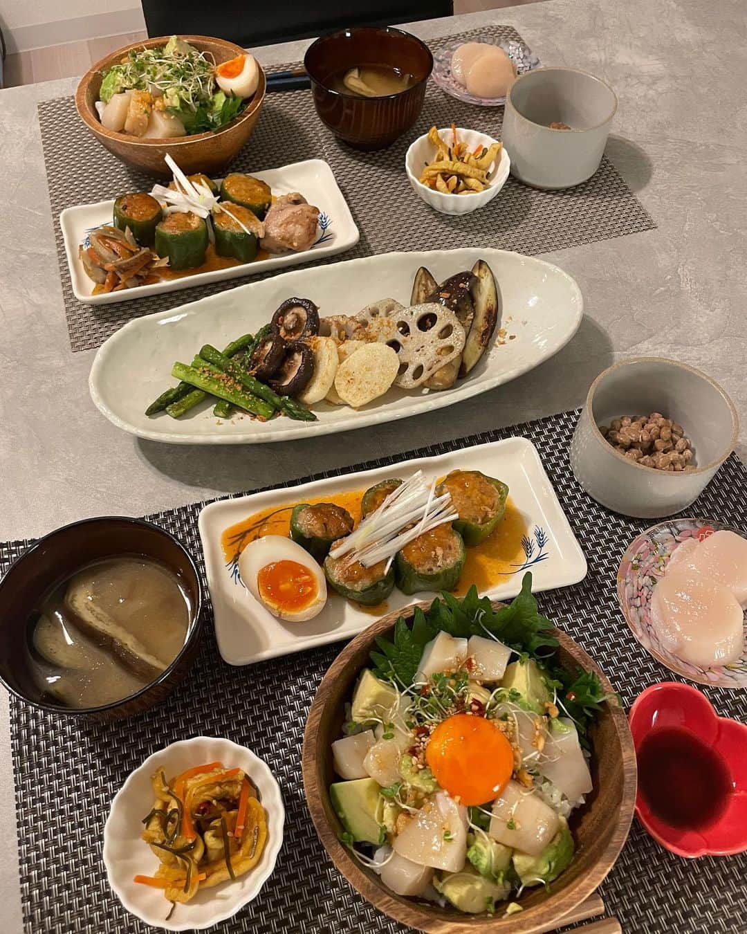 西原愛夏のインスタグラム：「友達に貰ったホタテで夕飯^ ̳ට ̫ ට ̳^ ポキ丼とお刺身で頂きました🥺  ✿ポキ丼 ✿トリュフ塩とガーリックの焼き野菜 ✿ピーマンの肉詰め ✿お味噌汁 ✿漬物 ✿ホタテのお刺身 ✿納豆」