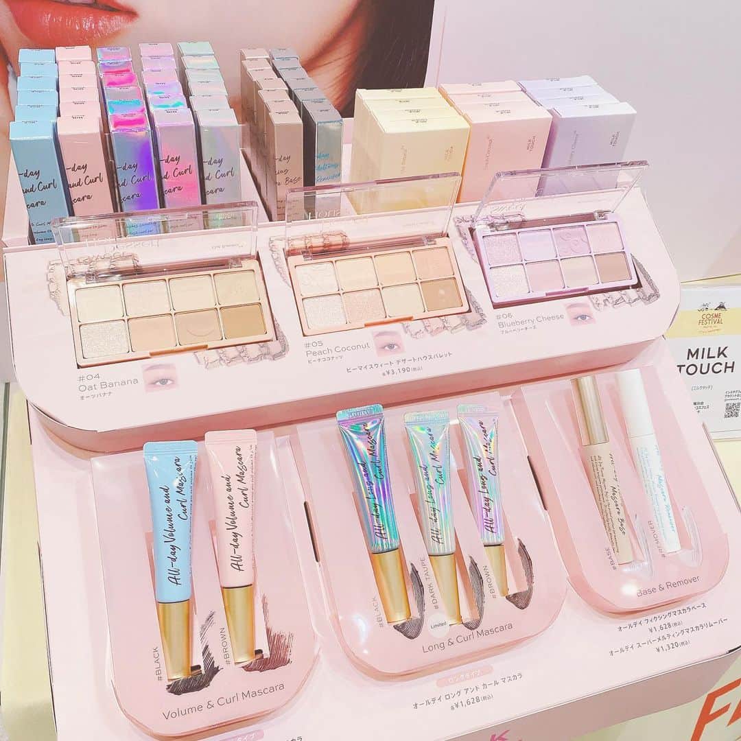 伊藤芽衣のインスタグラム：「ご招待いただき 参加させていただいた ⁡ LOFTCOSME FESTIVAL 2023SSの @loft_cosme 展示会の様子は ⁡ 先日、 レポートさせていただいたのですが♡ ⁡ あの後 使ってみてきにいったアイテム、 リピ買い予定のアイテムを 改めてアップしますね♡ ⁡ ♡ Milk Touch @milktouch_japan  ⁡ オールデイ フィクシング マスカラベース ⁡ 速乾性の高い液が素早く乾いて まつげにフィット♡ コームタイプで塗りやすくて きれいにセパレートしてくれるのが うれしいです♡ ⁡ ♡DAISY DOLL @daisydoll.jp  ⁡ デイジードールグリッターアイカラー ⁡ グリッターは極細筆でかきやすいです♡ PK01番は肌なじみもよくて とってもかわいい♡ ⁡ ♡Miew Miew @mieumieu_by_hoyu  ⁡ UVケアしながらヘアケアもできちゃう すぐれもの♡ 【日焼け止め×髪のダメージケア×フレグランス】 夏の日焼け止めはスプレー派なので、 さらにいい香りなので使いきったら リピ買いします♡ ⁡ ♡THE  TWO @thetwocosme_official   デビューしたばかりのヘアケアブランド ⁡ 高級感のある紅茶の香りが とっても癒されます…♡ ⁡ 個人的に気に入ったアイテムですが、 もし気になるものがあったら チェックしてみてください♡ ⁡ ⁡ #ロフト展示会 #ロフトのベストコスメ2023 #ロフトコスフェス #loftコスメフェスティバル2023ss  #pr」