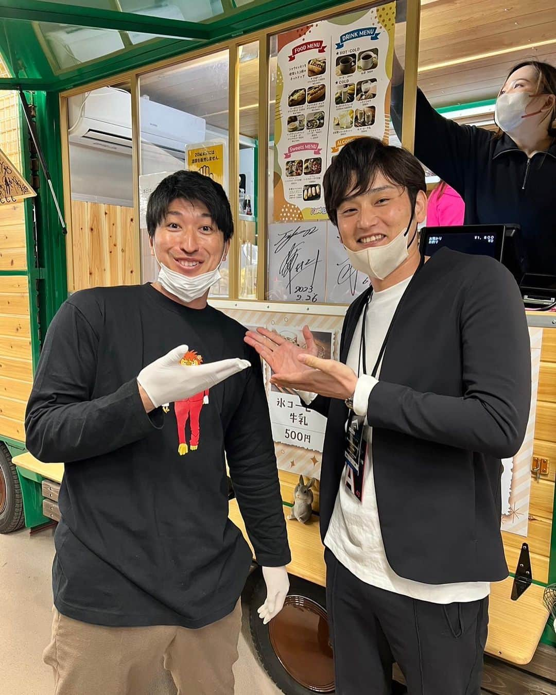 中村勝さんのインスタグラム写真 - (中村勝Instagram)「そういえばエスコンフィールドにある新垣SAのお店にもお邪魔してみました！ 並ぶところがわかりづらかったり問題点はありましたが飲んだバナナシェイクはそこそこ美味しかったですかね🙄笑 真相を知りたい方は行ってみてください🙄🙄笑 #エスコンフィールド北海道  #サムライブレイズ #新垣勇人」3月28日 19時52分 - masa__nakamura