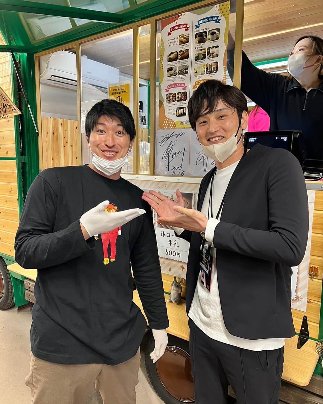 中村勝のインスタグラム：「そういえばエスコンフィールドにある新垣SAのお店にもお邪魔してみました！ 並ぶところがわかりづらかったり問題点はありましたが飲んだバナナシェイクはそこそこ美味しかったですかね🙄笑 真相を知りたい方は行ってみてください🙄🙄笑 #エスコンフィールド北海道  #サムライブレイズ #新垣勇人」