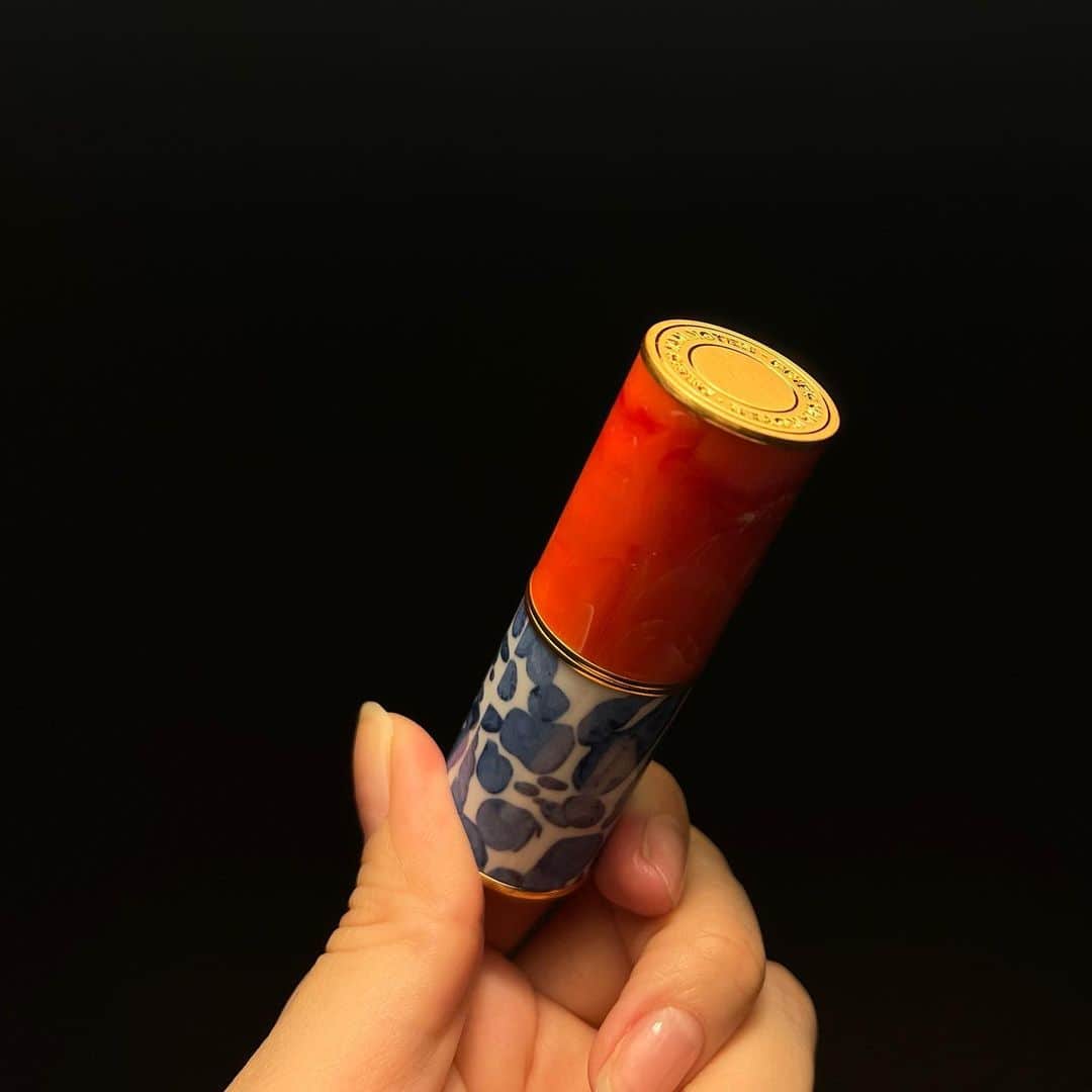 azのインスタグラム：「そういえばパリのボンマルシェでドリスのリップも買ったの。色がたくさんあって悩みそうだったけど、“BAD PINK”という最強の名前を見つけたので即決した。コスメの“名前買い”あるある。ほんのり青みがかった、シアーでフレッシュなピンク。香りも好き💋  髪をハイトーンにして2年くらい経つけど、どんな色でも着こなせるし、どんな色でも受け止めてくれるから、いろんなものになりたい私にはとても合ってるわ。維持だけはめちゃくちゃ大変だが。  #driesvannoten #ドリスヴァンノッテン  #ドリス #driesvannotenbeauty #lip #リップ #コスメ #cosmetics #💋 #badpink」