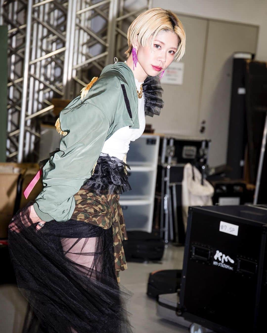 ichigoさんのインスタグラム写真 - (ichigoInstagram)「2023/3/12  大阪公演で着た衣装をグレードアップ！  インナーにチュールやワッペンつけてもらいました☻ ピアスとお揃いのピンクのリボンが背中についてるのがとてもオシャ🎀  ロックなのもスポーティーなのもミリタリーなのも好きだから色んなの着たいんだけど、ichigoの衣装にチュールは絶対に外せないんだなー☻  💄　@hairmakechelsea  👗　@kakkutomo  📸　@_p_ayami_」3月28日 20時05分 - ichiringo