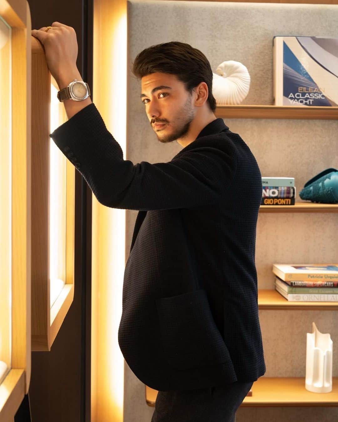 のインスタグラム：「Panerai Radiomir​  .. . ​5月発売予定のパネライの新作をいち早く試着してきました。​ ダイビングに没頭してからずっとファーストパネライを探し、サブマージブルばかりチェックしていたけどラジオミールを着けて惚れてしまった。復刻のようなスタイルに服装を選ばないデザインと色合い。長く使うことによって出る味。​ 男が好きな要素を兼ね備えたマストな1本⭐️ . .. @panerai #WatchesAndWonders2023 #Panerai #Radiomir #PaneraiLegends #PaneraiHistory #PaneraiWW23 #パネライ」