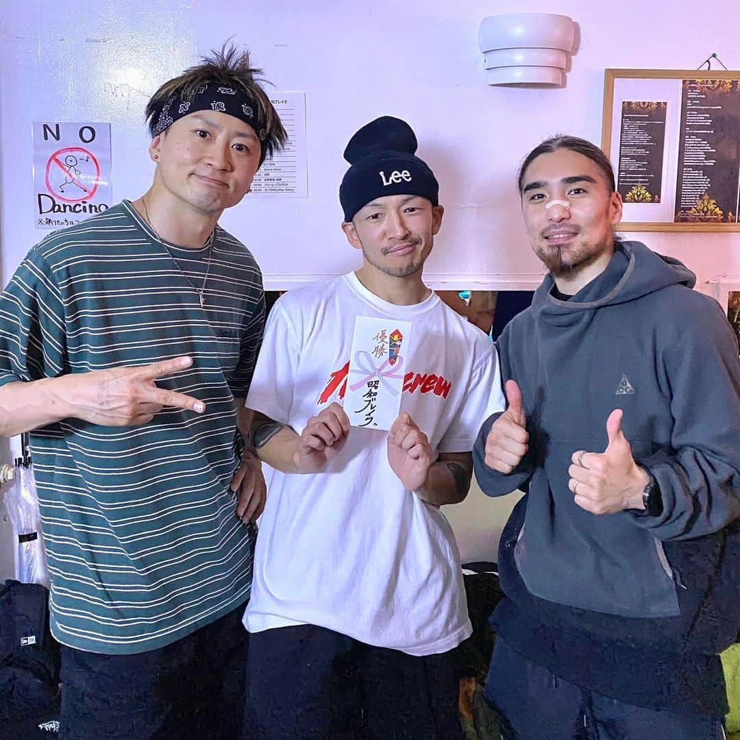 SNACK（野村直）さんのインスタグラム写真 - (SNACK（野村直）Instagram)「We won Showa Break 3on3 Battle  昭和ブレイク3on3 優勝 サブコンテンツの1990コンテストも運良く優勝  RAIGOさんに誘ってもらってSHADEと久しぶりの3on3バトル、久しぶりの人もいっぱいいてイベントもイベント後の昔話も楽しかった。  主催のKudouさん @maobab.soulart さん素敵なWinner Board ありがとうございます。  #breakin #breaking #breakdance #dancebattle #breakdancebattle #bboybattle #ブレイキン #ブレイキング #ブレイクダンス #ダンスバトル #ブレイクダンスバトル #ダンス #powermove #パワームーブ #昭和ブレイク #昭和生まれ #ダンサー #ブレイクダンサー 2000 0328火」3月28日 19時59分 - bboysnack