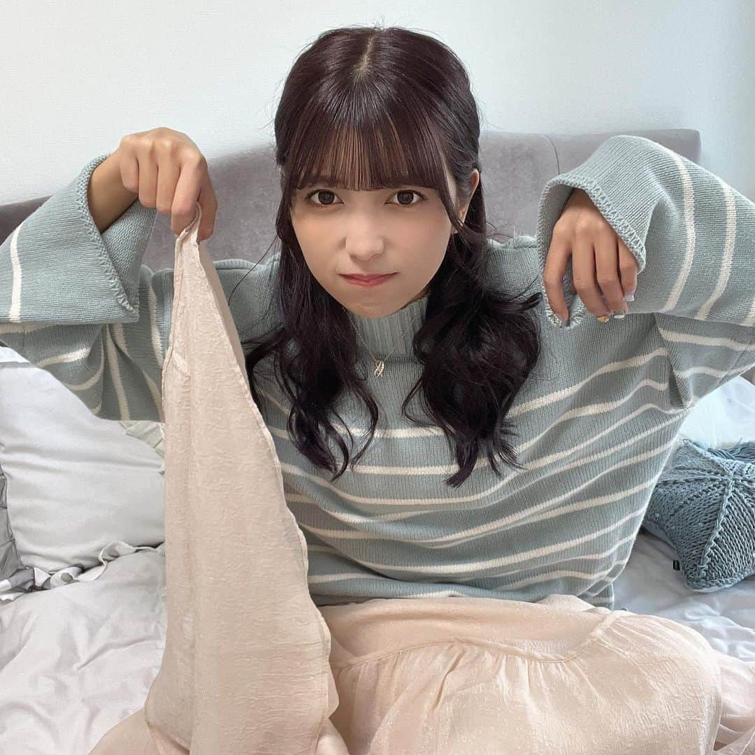 のインスタグラム：「じーー。  最近は色んな人と会えてて 刺激になるなぁ。。  あと最近水色の服好きなのか 水色だらけになってきた💎」