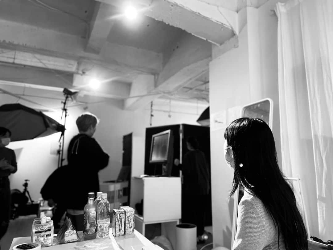 のインスタグラム：「. 次の現場の撮影でした これは大好きな先輩が撮ってくださってた📸 もうすぐ解禁になりますので、お楽しみに🫶」