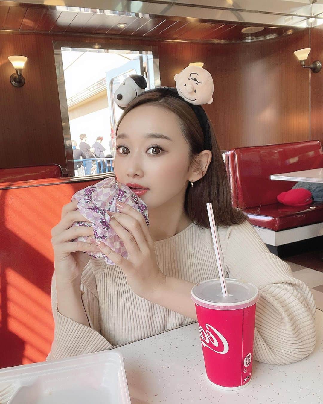 MAYUMIのインスタグラム：「🌎 * お誕生日旅行@USJ🎢 あぴとお揃いのカチューシャ🐶👶🏼 * #usj   #universalstudios #outfits #milaowen #スヌーピーコーデ #スヌーピーグッズ #チャーリーブラウン #usjコーデ #ハンバーガー #ワンピース #ミラオーウェン #ユニバ #ユニバコーデ」