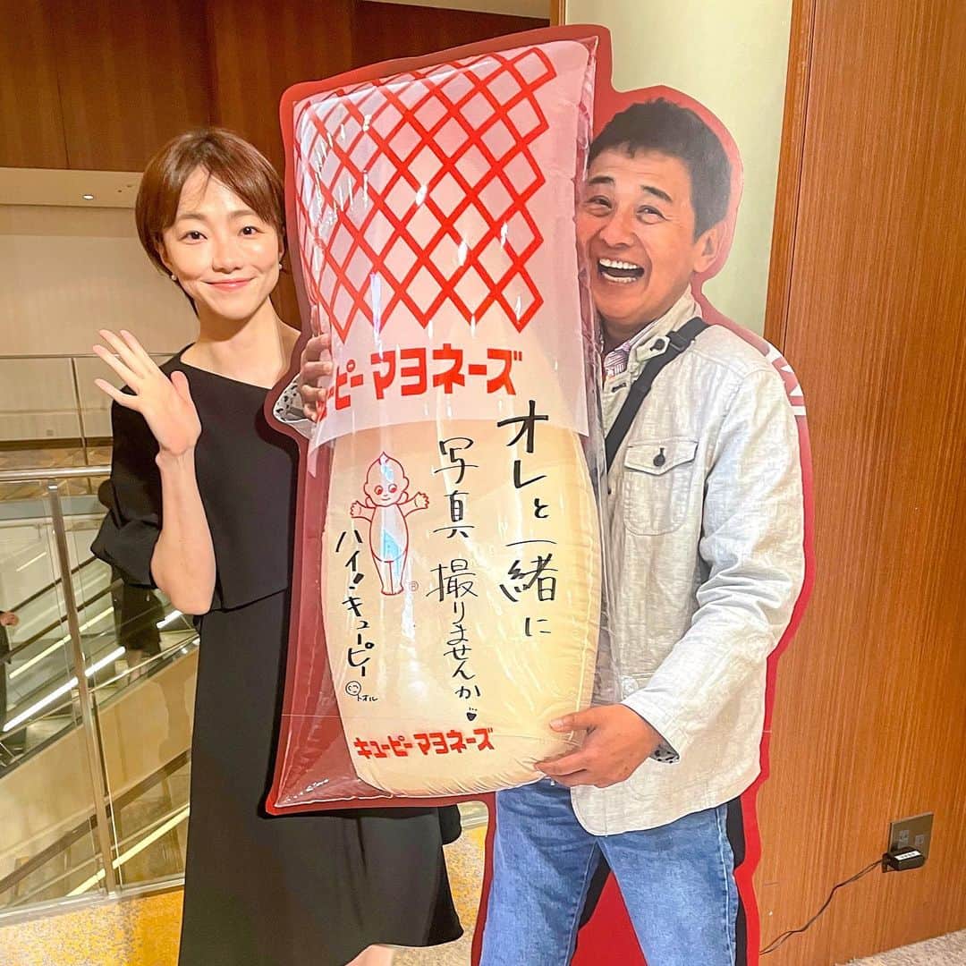 雨宮萌果のインスタグラム：「🌿🌿🌿  渡辺徹さんのお別れ会でした。  徹さんは私にとって 仕事の向き合い方や 心の大切な部分を教わった いわば恩師みたいな方。  会場には、千人を超える参列者が いらっしゃったようですが  妻の郁恵さんが次のように 表現してくださいました。  「以前、どうやって(あなたみたいに沢山の)友達をつくれるの？と聞いたことがあるんです。  そしたら、彼は言いました。  "それはね、さらけ出すことだよ"  きっと渡辺徹は、 さらけ出してきたからこそ 今日まで、こんなにも多くの方に 可愛がっていただいたのだなと 実感しています。」  心を裸にすることが大切だと  何度も 伝えてくださった徹さん。  寂しくて寂しくて メイクが完全に消えるほど 泣いてしまいましたが  貴重で あたたかく良い会でした。  ありがとうございました！  お返しに頂いた 瓶にたっぷり入った おちゃめなマヨネーズ。  なんとも 徹さんらしいなぁ😊  #渡辺徹 #マヨネーズ」