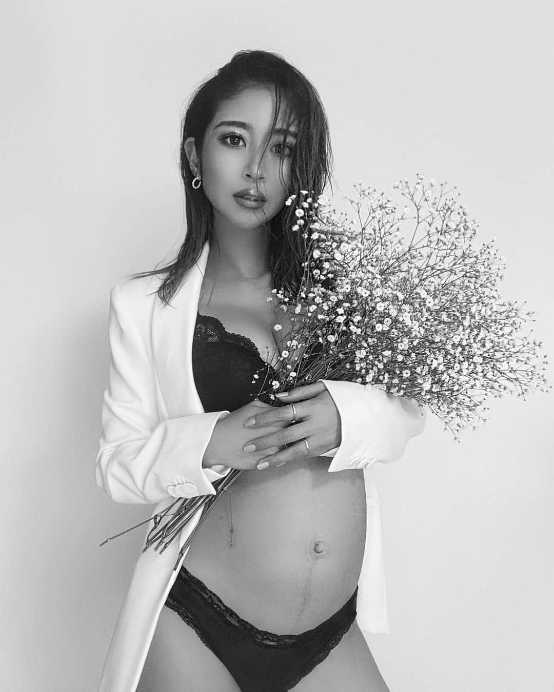 のインスタグラム：「第一子を授りました🕊🤍 産まれるまで残り100日になりました🌷  初めて心拍を確認できた日、先生の前でヒクヒクなるくらい大泣き🥹  初期の頃は嬉しい反面、毎日不安で次の検診までの1日1日がとても長く感じました。今はいろんな感情が芽生えて🌱💕どんどん大きくなるお腹を見て、ほんとに自分の体か？と不思議な気持ち💖 胎動を感じると愛おしさと嬉しさでどうしようもない気持ち！  妊娠すること、無事子供が産まれてくること、当たり前だと思っていたことは決して当たり前ではないこと。 無事に育ってくれている赤ちゃんに毎日ありがとうの言葉が出てきます。  そしてパパちゃん、夢をまた一つ叶えてくれてありがとう。  お腹の子が無事に産まれてきてくれることを願いながら、今ある時間を大切に穏やかに過ごしたいと思います。温かく見守っていただけると嬉しいです🤍  性別はまたご報告するね💋  #妊娠報告 #妊娠7ヶ月 #残り100日 #マタニティ #マタニティフォト #セルフフォト #マタニティライフ #プレママ #妊婦 #maternity #maternitylife #maternityphoto」
