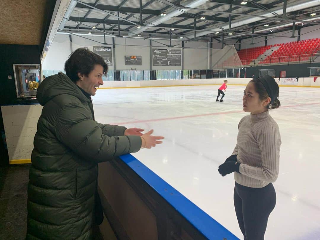 のインスタグラム：「And another one!!! With Stéphane (@slambiel)🔥  I had a chance to skate at Champery and had lots of lots of fun!! Thank you so much Stéphane, for welcoming me and thank you so much for this wonderful program.  So excited!!!  もう一つ！ シャンペリーにて少し長く練習する機会があり、ステファンにも新しいプログラムを作って頂きました。今までと少しテイストが違い、とても新鮮な感覚です！ しっかり滑り切れるよう頑張ります！  #stephanlambiel  #somethingnew」