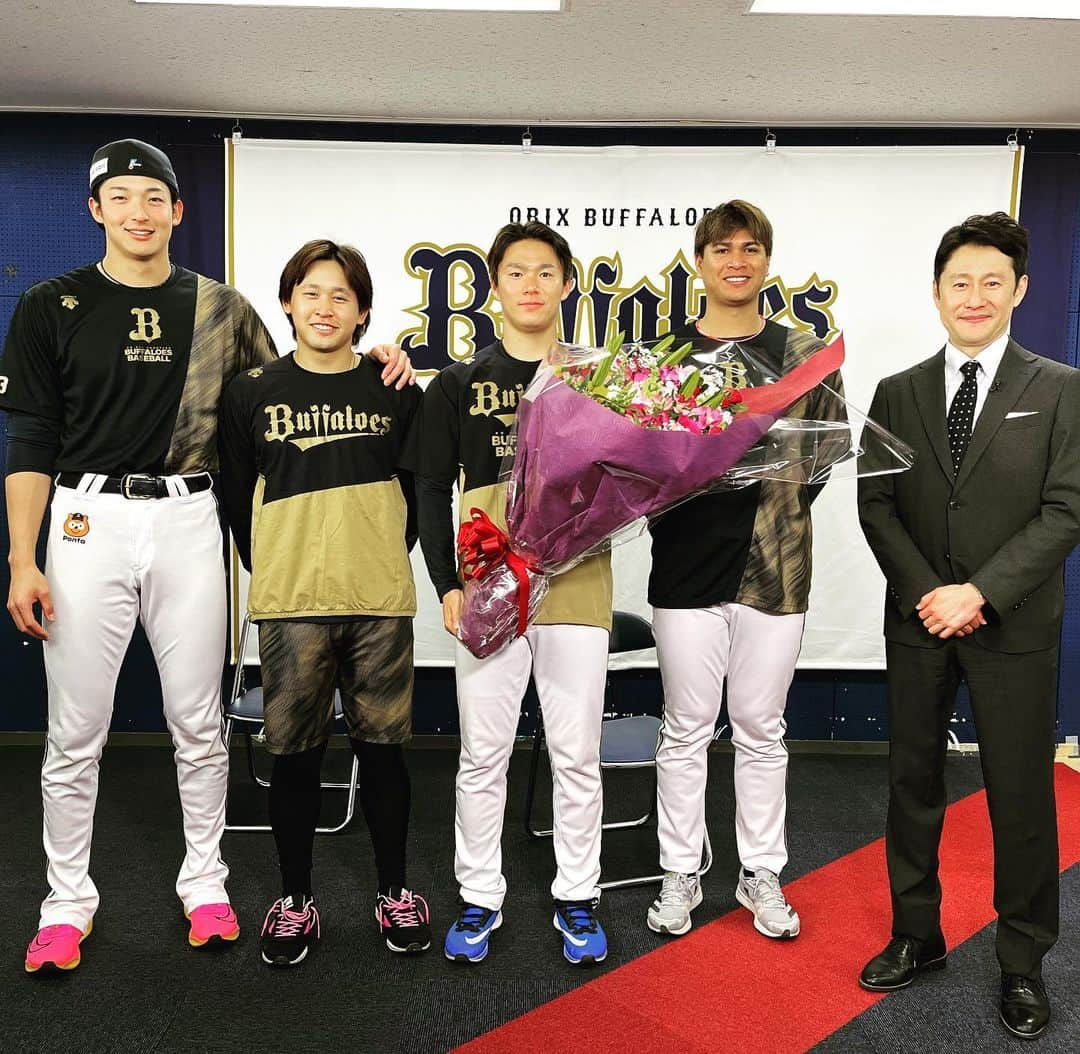 河田直也のインスタグラム：「WBCで優勝したオリックスの4人の投手に会ってきました！WBCの裏話をいろいろ教えてもらいましたよ⚾️  山本投手「決起集会で近藤さんがワイン飲みまくって笑いとりまくってましたよ笑」  宮城投手「世界一が決まる直前はブルペンでストレッチしてました。優勝の瞬間マウンドまでダッシュするので」  宇田川投手「ダルビッシュさんの一言で気持ちが楽になりました」  山崎投手「オリックスに戻ってからみんなナイスピッチング！と言ってくれます。僕一球も投げてないんですけど笑」  貴重なお話ありがとうございました😊そして本当におめでとうございます！ #よんチャンtv #wbc #オリックスバファローズ #山本由伸 #宮城大弥 #宇田川優希 #山崎颯一郎 #wbc優勝おめでとう #決起集会」