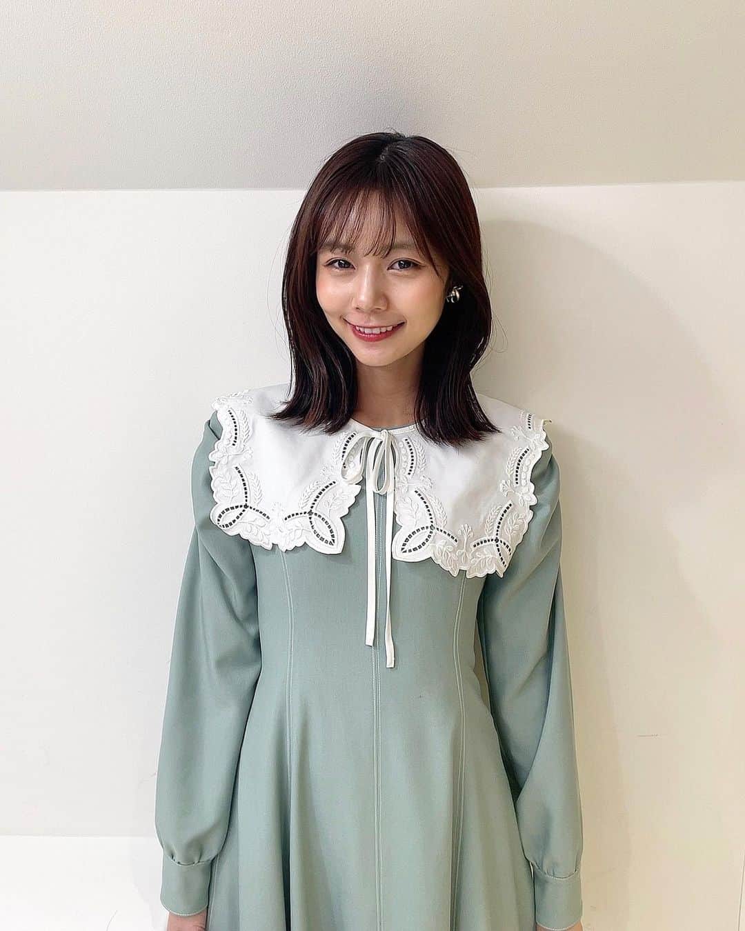 杉浦みずきのインスタグラム：「. 3月最後のサンデーモーニング、寂しいお別れがたくさんありました🥲 いつも一緒にお仕事をするのが楽しかった、ディレクターさん、ADさん達 そして、尊敬する橋谷さん 橋谷さんの背中をすぐ側で見ながら、キャスターというお仕事をスタートさせて頂けたことは、大きな財産です。 本当に感謝の気持ちでいっぱいです。  初めてキャスター5人全員揃って写真を撮りました☺️ 宝物にします✨  4枚目は先日ご結婚された唐橋さんを囲んで💐 幸せオーラが眩しかった😂  4月からも、宜しくお願い致します！  #サンデーモーニング #tbs  衣装 ワンピース @willselection_official  イヤリング @anemone_official  パンプス @dianashoespress」