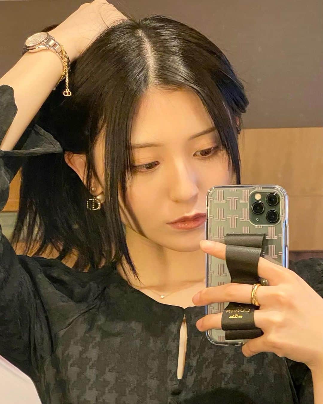 吉井美優のインスタグラム：「. CASEPLAYの中から選んだ LANVIN en Bleu のスマホケースかわいい🎀🖤 「 gf230320miyu 」のクーポンコードで  1000 円 OFF になるみたい   @caseplay_jp チェックしてね ✍🏻  2023/4/30まで！   #caseplay #lanvinenbleu #スマホケース  #iphone #pr」