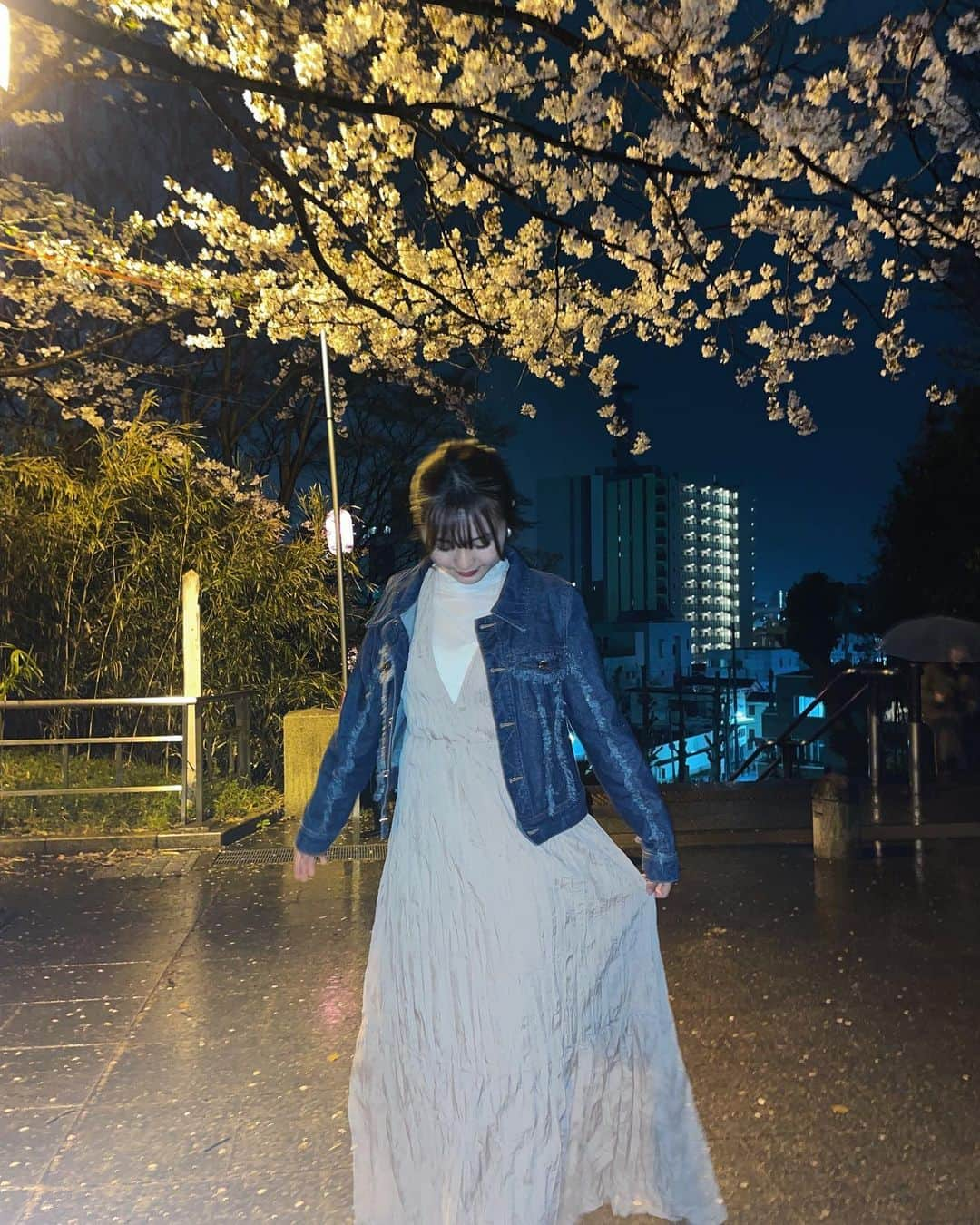 橋本乃依のインスタグラム：「☺︎ お気に入りのワンピースを着て夜桜を観に行ってきました🌸✨ 今年は出店も出てて楽しかった🎶 三兄弟大人になったのでリンゴ飴争奪戦はせずに済みました！   @wclosetwearsinc 👗  #ootd #fashion #instafashion #style　#fashionista #fashiontrends #code  #ファッション #春コーデ #春服#私服 #コーディネート  #カジュアルコーデ   #着回し #着回しコーデ #低身長コーデ #のいのおちびコーデ　 #wcloset」