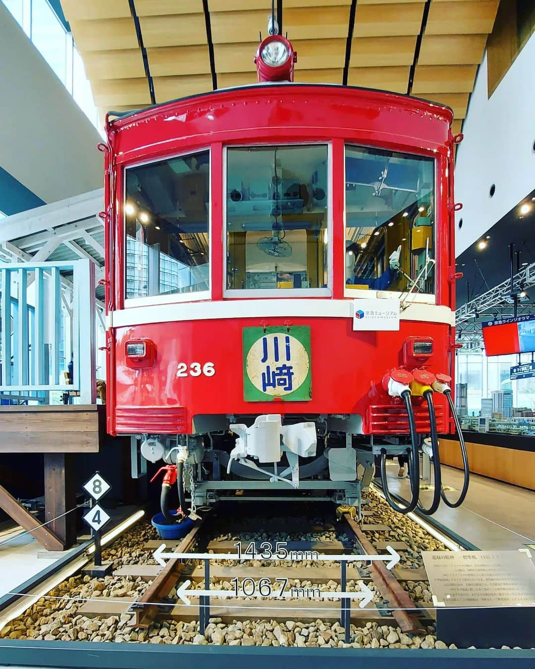 とくこのインスタグラム：「念願の京急ミュージアムへ🚃 ２年越しくらい？やっと予約とれた😆  デーハー(デハ23形)に り～の～(乗り)したり ド～ア～(ドア)の 開～閉～(開閉体験)したり、 気分は ケ～キュ～ フォ～ユ～(CM)🎶 でした  #一枚目のレール幅私の身長と同じ #京急ミュージアム #鉄分補給 #子鉄 #ママ鉄」