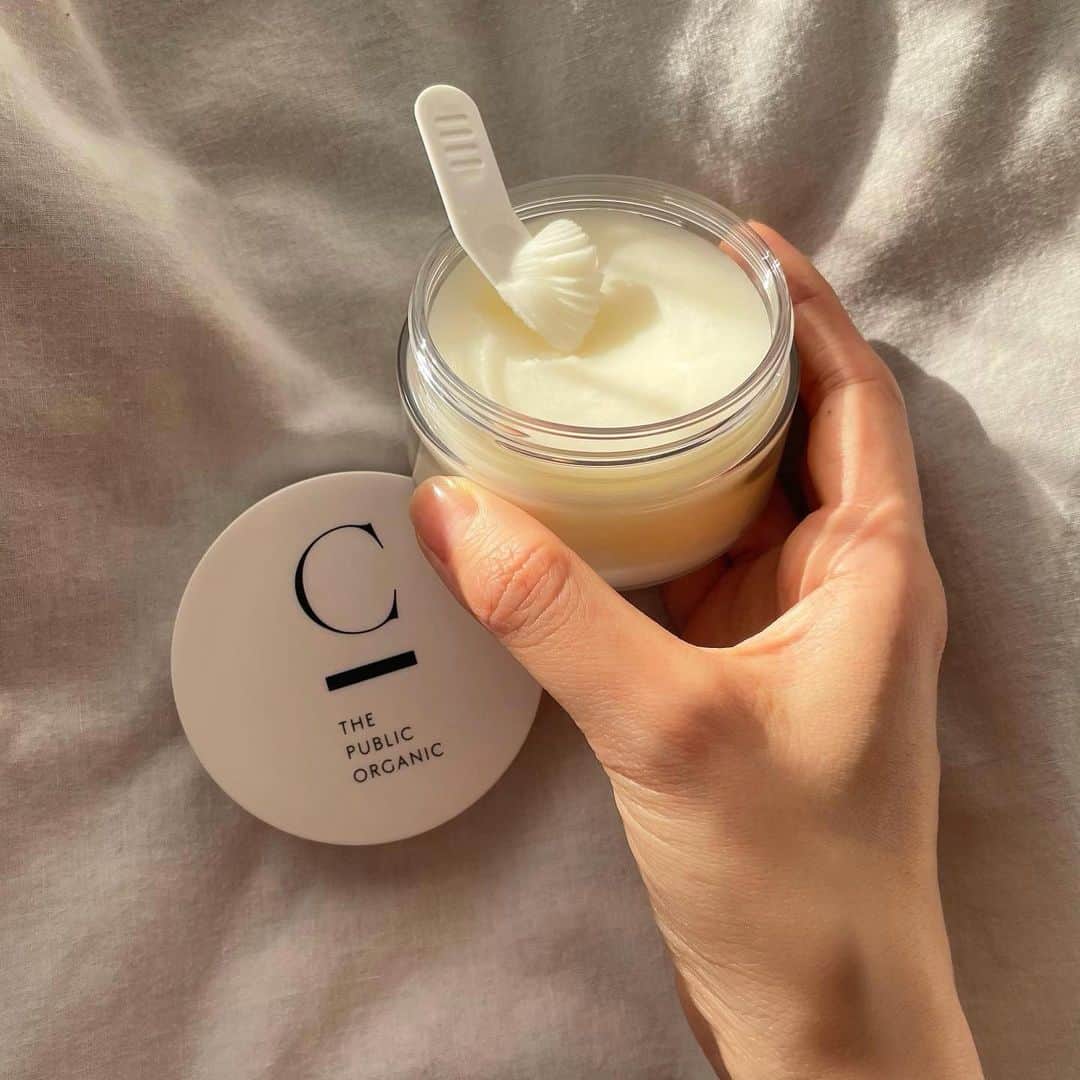 のインスタグラム：「🌼 ⁡  ▶︎【FLOWER BUTTER CLEANSING BALM】 クレンジングでしっくりきたことが 今まで本当になかったのですが、 @cthepublicorganicofficial の クレンジングバームに出会って、 やっと巡り会えた感🥹✨  洗顔後のスキンケアの効果を高められるように 徹底的に研究されたクレンジングで、 事実、これを使うとその後の化粧水や美容液が ぐんぐん肌に染み渡っていく感覚があります◎ ⁡ 精油100%のシトラス系の香りと、 肌にのせるとなめらかに心地よく溶けていく フラワーワックスと濃密植物オイルの しっとりとしたテクスチャーは さすがの #cthepuicorganic です。 文句のつけどころ皆無！満点👏 ⁡ ⁡ ダブル洗顔不要で、 このクレンジングバームだけで メイクした日の洗顔が簡潔するのも最高なのよ😭💘 ⁡ ダブル洗顔をうたっている商品でも その後洗顔しないと肌がカピカピしてしまうことが 今まで多かったんだけど、このバームは、 「スキンケアしましたっけ？」というくらい 肌の質感がしっとりして終わるので無問題👍 ⁡ —— ⁡ 化粧水と美容乳液もこのブランドのものを リピートして使っていますが、 クレンジングもこりゃリピート一択ですな、 という感じです。（口調） ⁡ @cthepublicorganicofficial の公式サイトで 1000円OFFになるクーポンコード 【MIRIISHII】があるので、 ご購入の際は是非ご活用ください🫶✨ ⁡ C THE PUBLIC ORGANICの商品なら すべて対象になるよん👼 ほんっっっっっとうに良いので、 どれかワンアイテムでも良いから 一度使ってみてほしい！ ⁡ この喜びと感動を分かち合いたい！笑 ⁡ ⁡ ⁡ #evangelist #crueltyfree 🐇」